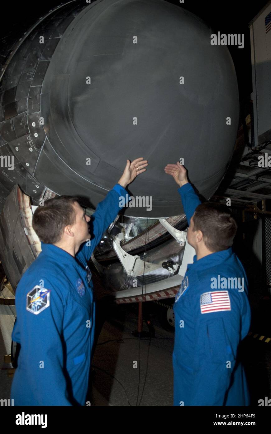Les spécialistes de mission STS-130 Nicholas Patrick, à gauche, et Robert Behnken vérifient la température du nez de la navette spatiale Endeavour après son atterrissage réussi sur la piste 15 à l'installation d'atterrissage de la navette au Kennedy Space Center de la NASA, en Floride. 2010 Banque D'Images
