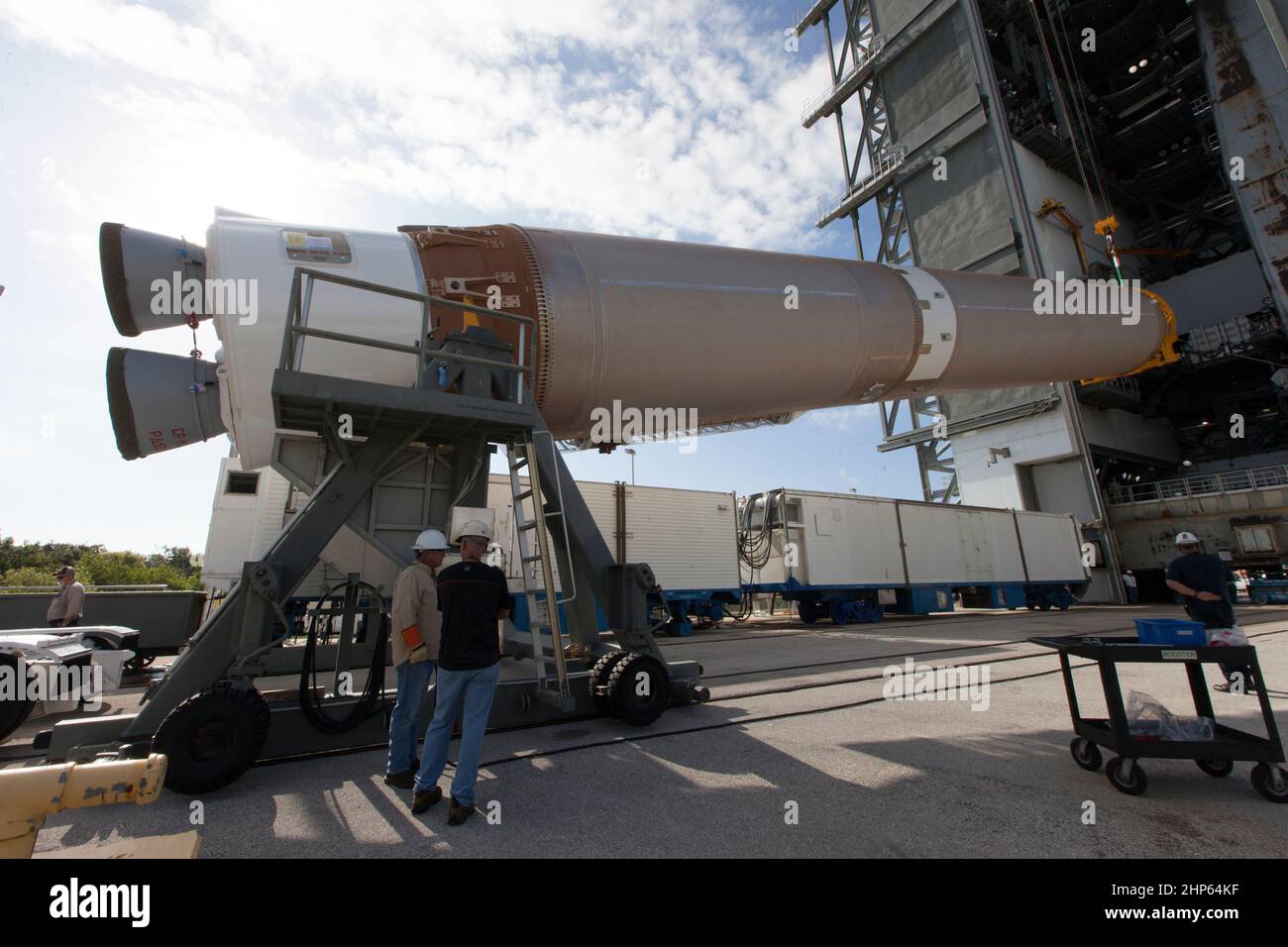 Une première étape de l'Atlas V de United Launch Alliance est levée à l'installation d'intégration verticale du complexe de lancement spatial 41 à la station de l'aviation de Cape Canaveral en Floride. La fusée doit lancer le satellite de suivi et de transmission de données TDRS-M. Banque D'Images