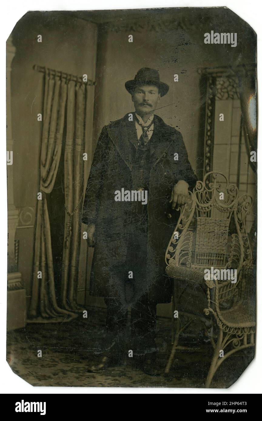 Photographie antique de 1860 ans, homme d'âge moyen. Lieu inconnu, États-Unis. SOURCE : TINTYPE ORIGINAL Banque D'Images