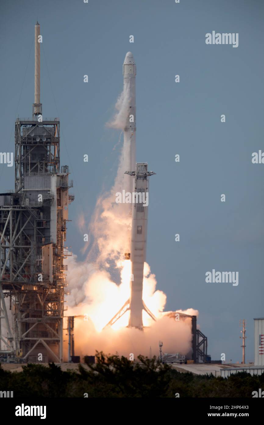 Une fusée SpaceX Falcon 9 s'élève du Launch Complex 39A au Kenney Space Center de la NASA en Floride, la mission commerciale de 11th de la compagnie de réapprovisionnement de services à la Station spatiale internationale. Liftoff était à 5 h 07 HAE du site de lancement historique maintenant exploité par SpaceX en vertu d'un accord de propriété avec la NASA. Banque D'Images