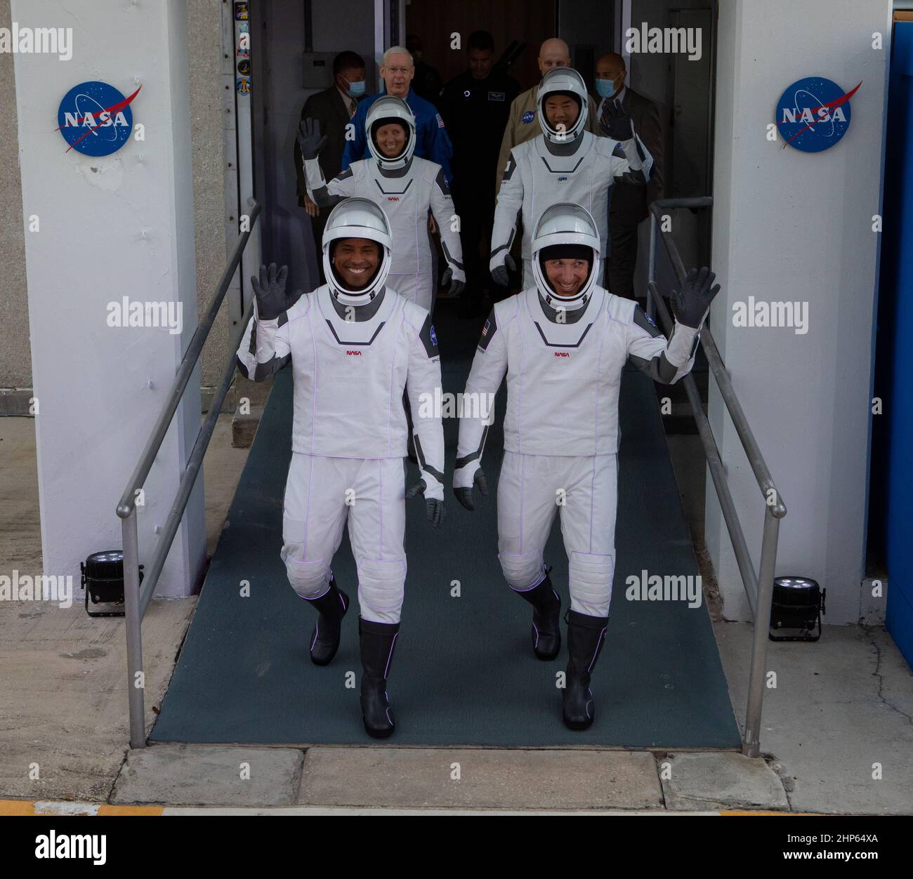 Le 15 novembre 2020, les astronautes de l’équipage SpaceX de la NASA, 1, sortent du bâtiment Neil Armstrong Operations and Checkout du Kennedy Space Center de la NASA en Floride. Devant, de gauche à droite se trouvent l'astronaute de la NASA Victor Glover, pilote, et l'astronaute de la NASA Michael Hopkins, commandant de l'engin spatial. Derrière eux, de gauche à droite se trouvent l'astronaute de la NASA Shannon Walker, spécialiste de la mission, et l'astronaute JAXA Soichi Noguchi, spécialiste de la mission. Ils embarqueront à bord de deux véhicules Tesla pour le voyage de lancement du complexe 39A. Banque D'Images