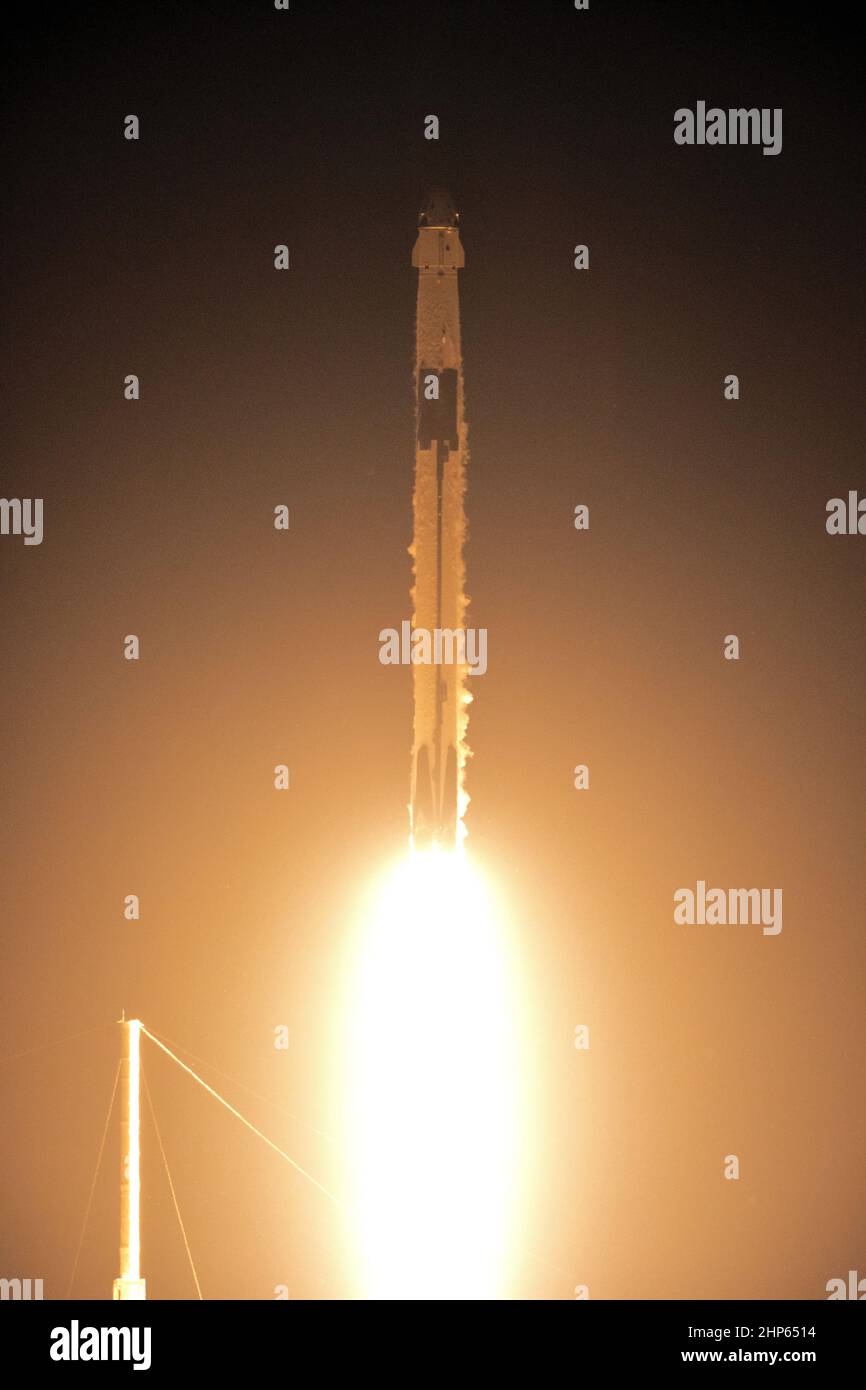 Une fusée SpaceX Falcon 9 en deux étapes se soulève du complexe de lancement 39A au Kennedy Space Center de la NASA en Floride pour Demo-1, la première mission non inventée du programme commercial Crew de l'agence. Liftoff était à 2 h 49, le 2 mars 2019. Banque D'Images