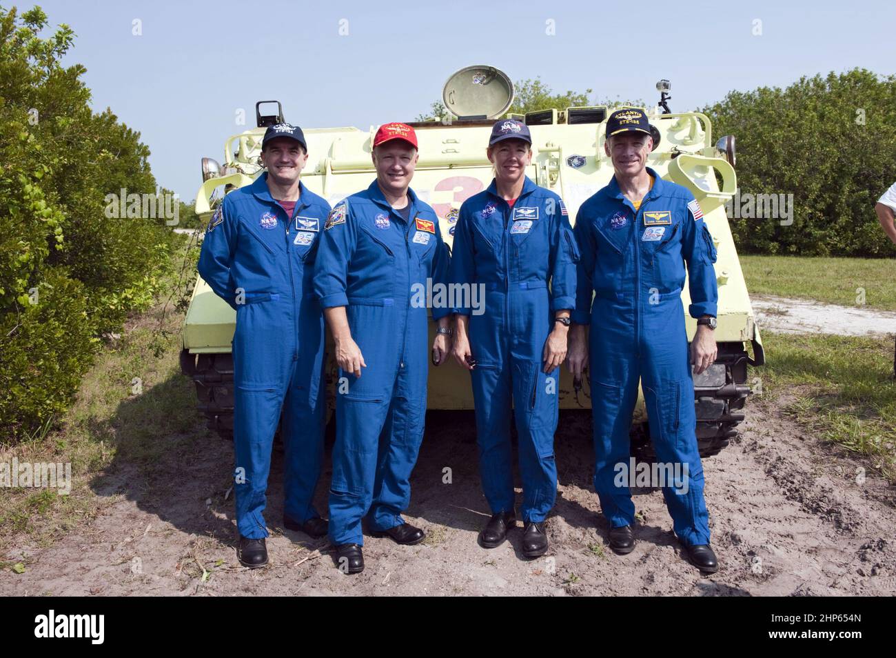 L'équipage du STS-135 s'arrête pour prendre une photo à la fin de leur formation de M113 porteurs de personnel blindé au Kennedy Space Center de la NASA en Floride. Vous trouverez ici le spécialiste de mission Rex Walheim (à gauche), le pilote Doug Hurley, le spécialiste de mission Sandy Magnus et le commandant Chris Ferguson ca. 2011 Banque D'Images