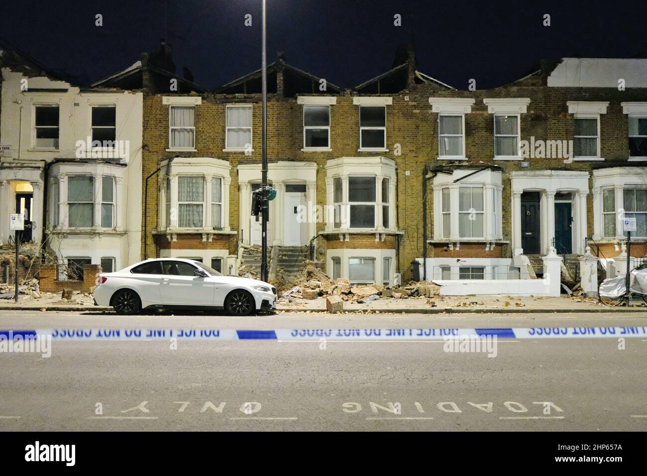 Londres, Royaume-Uni, 18th février 2022, Storm Eunice a causé des dommages à quatre propriétés de Kilburn Park Road, la capitale ayant reçu un rare avertissement météorologique rouge de la part du met Office. Des sections entières de maçonnerie sont tombées des façades de maisons et sont tombées sur le sol ci-dessous, y compris les marches menant aux propriétés. Heureusement, aucun blessé n'a été signalé et les résidents touchés sont soutenus par le Conseil de Westminster pendant que les dommages sont évalués. Crédit : onzième heure Photographie/Alamy Live News Banque D'Images