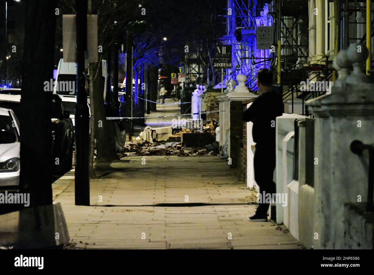 Londres, Royaume-Uni, 18th février 2022, Storm Eunice a causé des dommages à quatre propriétés de Kilburn Park Road, la capitale ayant reçu un rare avertissement météorologique rouge de la part du met Office. Des sections entières de maçonnerie sont tombées des façades de maisons et sont tombées sur le sol ci-dessous, y compris les marches menant aux propriétés. Heureusement, aucun blessé n'a été signalé et les résidents touchés sont soutenus par le Conseil de Westminster pendant que les dommages sont évalués. Crédit : onzième heure Photographie/Alamy Live News Banque D'Images