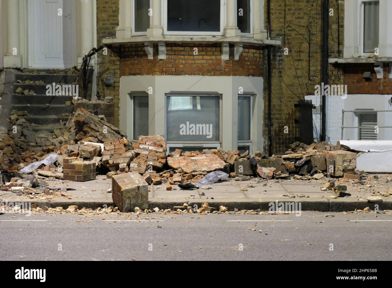 Londres, Royaume-Uni, 18th février 2022, Storm Eunice a causé des dommages à quatre propriétés de Kilburn Park Road, la capitale ayant reçu un rare avertissement météorologique rouge de la part du met Office. Des sections entières de maçonnerie sont tombées des façades de maisons et sont tombées sur le sol ci-dessous, y compris les marches menant aux propriétés. Heureusement, aucun blessé n'a été signalé et les résidents touchés sont soutenus par le Conseil de Westminster pendant que les dommages sont évalués. Crédit : onzième heure Photographie/Alamy Live News Banque D'Images