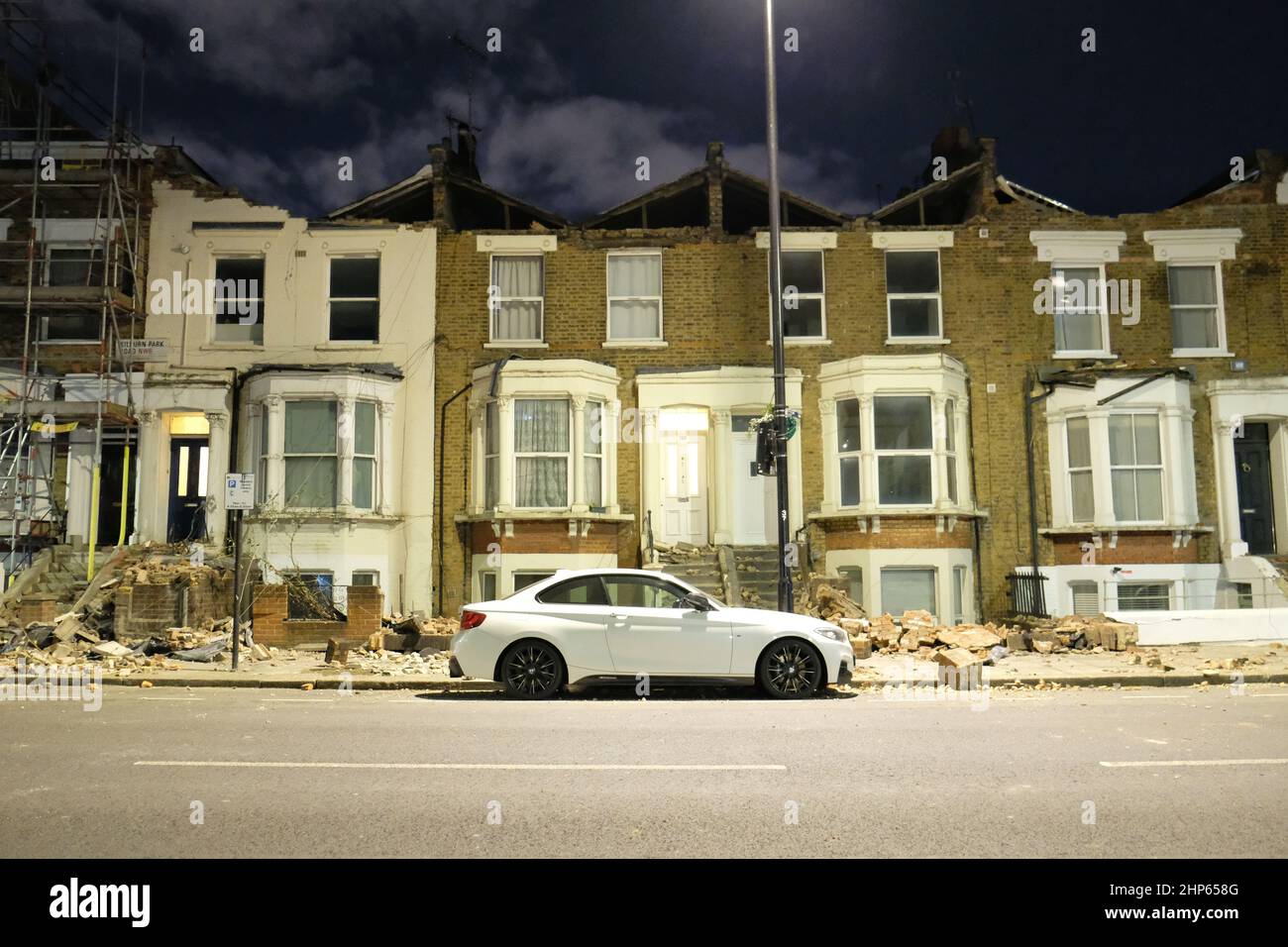 Londres, Royaume-Uni, 18th février 2022, Storm Eunice a causé des dommages à quatre propriétés de Kilburn Park Road, la capitale ayant reçu un rare avertissement météorologique rouge de la part du met Office. Des sections entières de maçonnerie sont tombées des façades de maisons et sont tombées sur le sol ci-dessous, y compris les marches menant aux propriétés. Heureusement, aucun blessé n'a été signalé et les résidents touchés sont soutenus par le Conseil de Westminster pendant que les dommages sont évalués. Crédit : onzième heure Photographie/Alamy Live News Banque D'Images