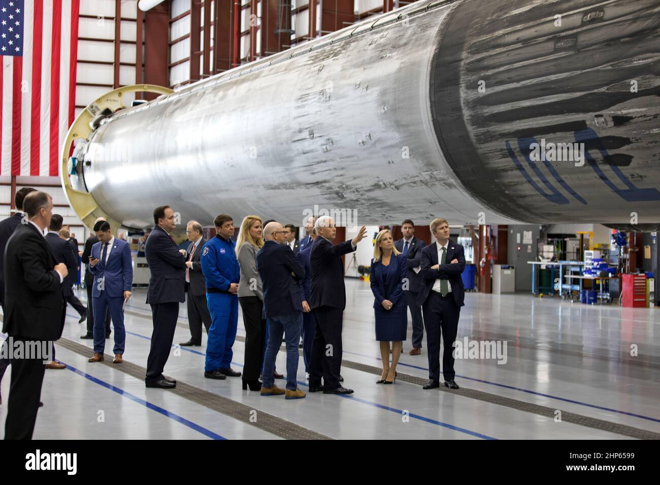 Le vice-président Mike Pence, pointant, visite le hangar SpaceX au Launch Complex 39A, au Kennedy Space Center de la NASA, en Floride, le 21 février 2018. Le groupe est en train d'examiner de près une fusée Falcon 9 déjà volée. Au cours de sa visite, Pence a présidé une réunion du Conseil national de l'espace dans la grande baie de l'installation de traitement de la station spatiale du centre. Le rôle du conseil est de conseiller le président au sujet de la politique et de la stratégie spatiales nationales et d'examiner les objectifs à long terme du pays en matière d'activités spatiales. Banque D'Images