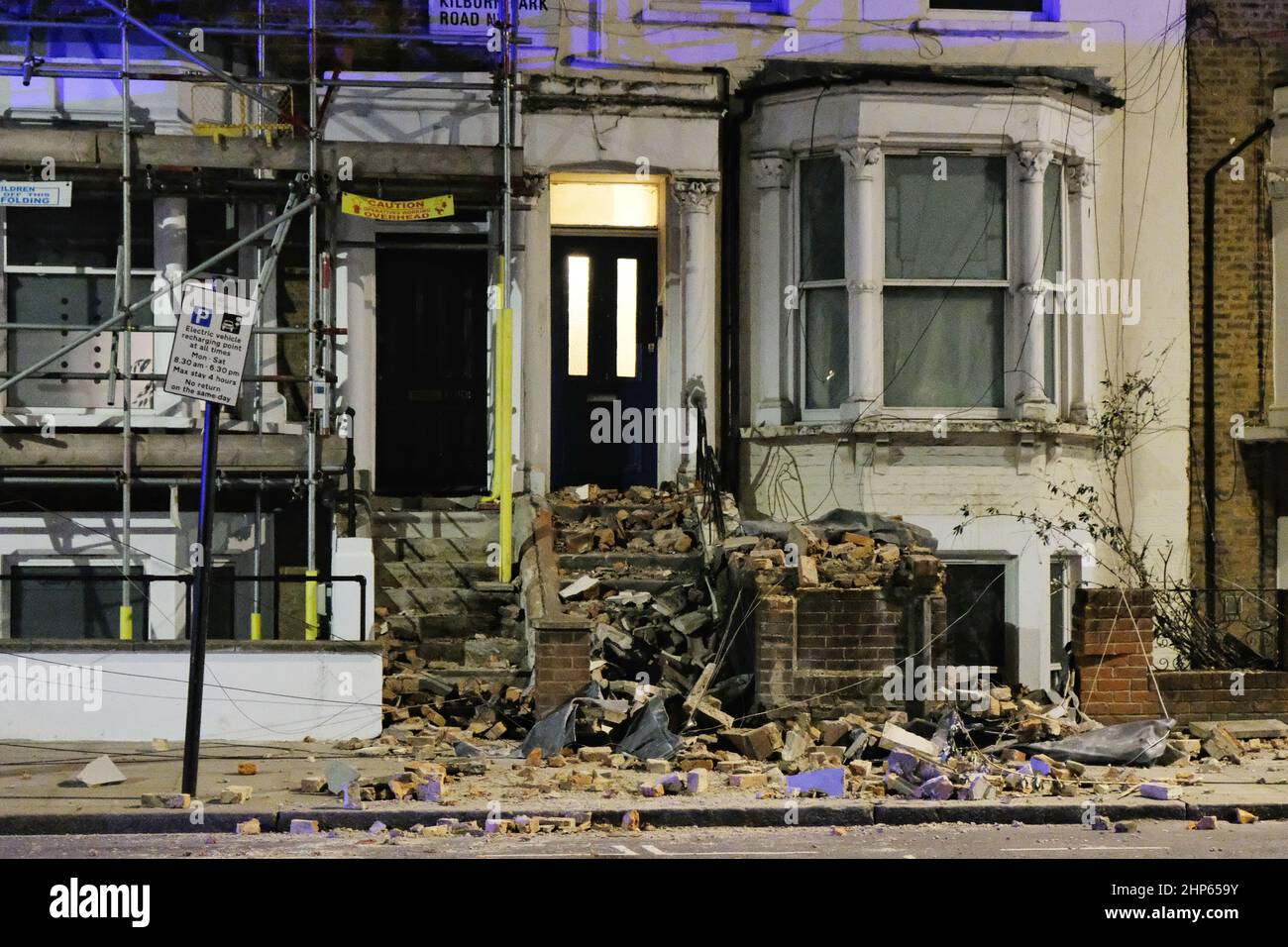 Londres, Royaume-Uni, 18th février 2022, Storm Eunice a causé des dommages à quatre propriétés de Kilburn Park Road, la capitale ayant reçu un rare avertissement météorologique rouge de la part du met Office. Des sections entières de maçonnerie sont tombées des façades de maisons et sont tombées sur le sol ci-dessous, y compris les marches menant aux propriétés. Heureusement, aucun blessé n'a été signalé et les résidents touchés sont soutenus par le Conseil de Westminster pendant que les dommages sont évalués. Crédit : onzième heure Photographie/Alamy Live News Banque D'Images