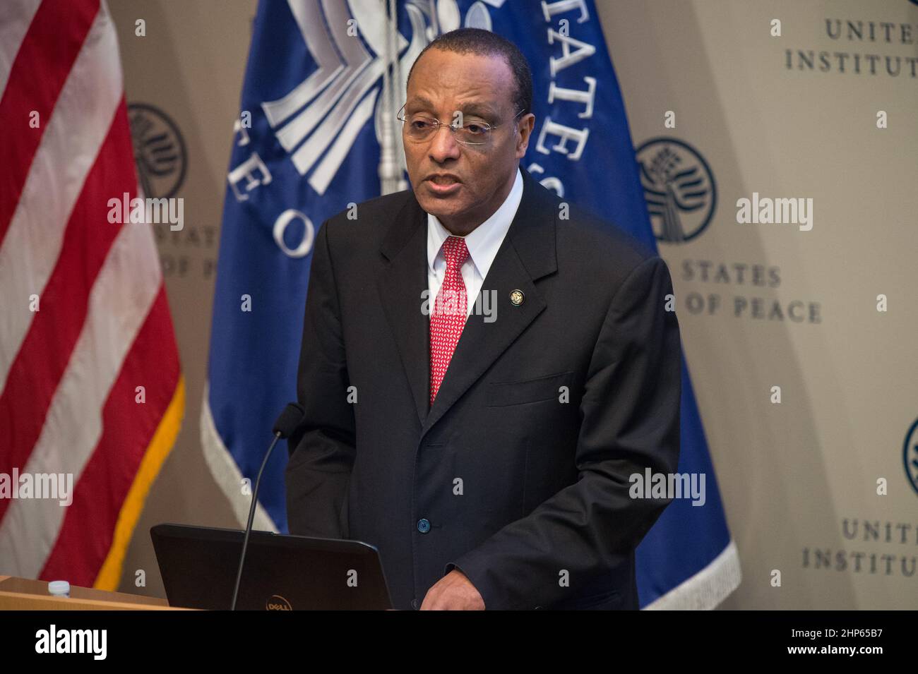 S.E. Girma Birru Geda, Ambassadeur de la République fédérale démocratique d'Éthiopie aux États-Unis, a parlé de la nécessité d'améliorer les données sur les changements climatiques dans les pays en développement, comme l'Éthiopie, lors du lancement du partenariat public-privé international pour aider les pays en développement à faire progresser leur résilience climatique le mardi 9 juin, 2015 à l'Institut américain de la paix à Washington, DC. Banque D'Images S.E. Girma Birru Geda, Ambassadeur de la République fédérale démocratique d'Éthiopie aux États-Unis, a parlé de la nécessité d'améliorer les données sur les changements climatiques dans les pays en développement, comme l'Éthiopie, lors du lancement du partenariat public-privé international pour aider les pays en développement à faire progresser leur résilience climatique le mardi 9 juin, 2015 à l'Institut américain de la paix à Washington, DC. Banque D'Images