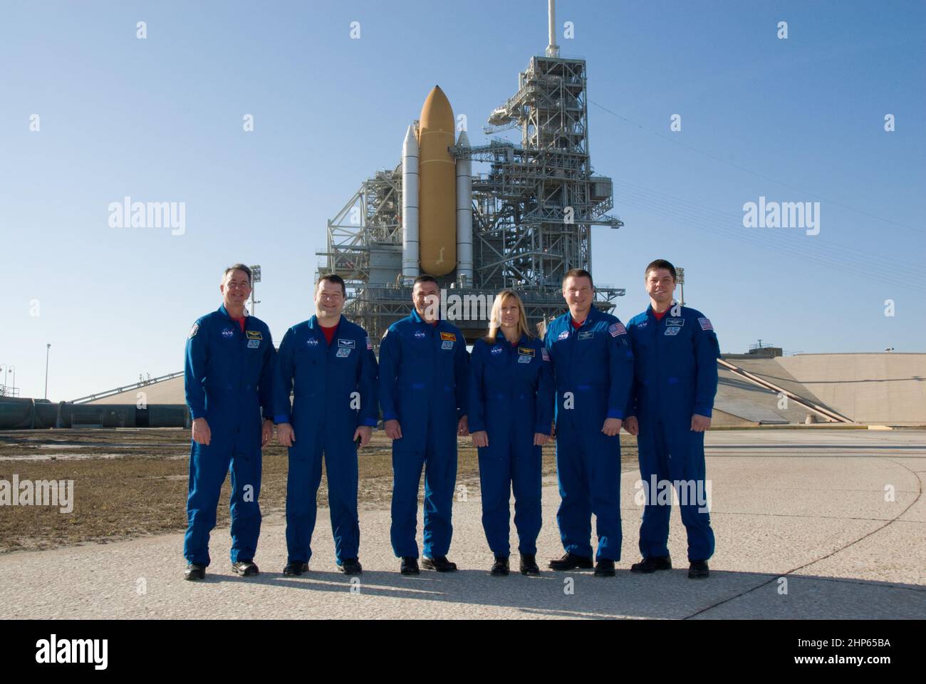 Au Launch Pad 39A du Kennedy Space Center de la NASA, en Floride, les membres d'équipage de la mission STS-130 de la navette spatiale Endeavour prennent le temps de leur entraînement pour poser un portrait de groupe avec la navette spatiale Endeavour comme toile de fond. De gauche à droite se trouvent les spécialistes de mission Stephen Robinson et Nicholas Patrick, le commandant George Zamka, le spécialiste de mission Kathryn Hire, le pilote Terry Virts et le spécialiste de mission Robert Behnken ca. 2010 Banque D'Images