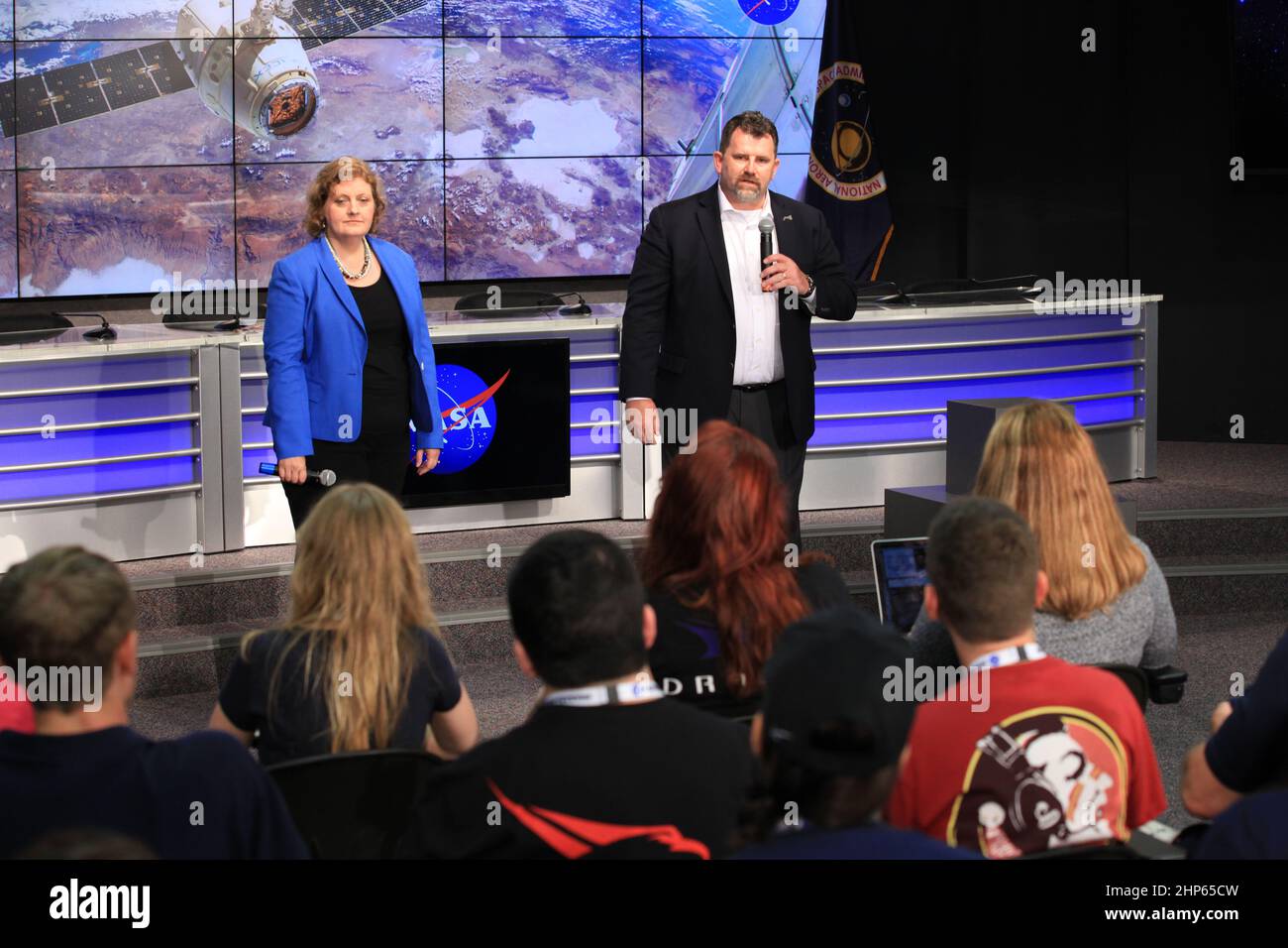 Julie Robinson, Ph.D., scientifique du programme de la Station spatiale internationale (ISS) au Johnson Space Center de la NASA au Texas, à gauche, et Michael Roberts, scientifique en chef adjoint, Centre pour l'avancement des sciences dans l'espace (CASIS), Qui gère le Laboratoire national des États-Unis à bord de l'ISS, parlez aux participants des médias sociaux dans l'auditorium du site de presse du Centre spatial Kennedy ca. 2016 Banque D'Images