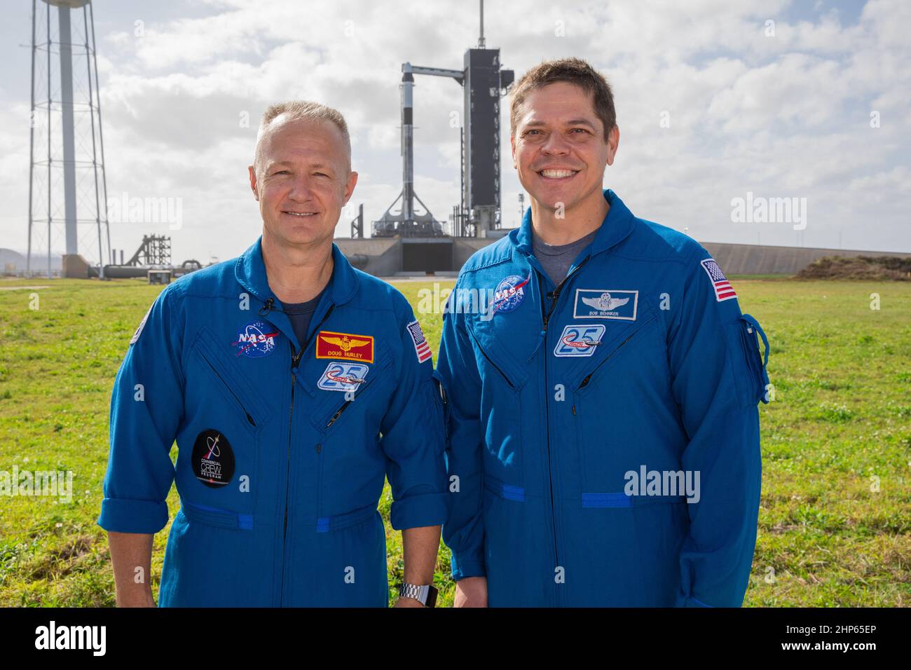 Les astronautes de la NASA Doug Hurley, sont partis, et Bob Behnken se tient près du Launch Pad 39A au Kennedy Space Center de l'agence en Floride le 17 janvier 2020, lors d'une répétition de la robe avant le SpaceX Uncrewed In-Flight Abort Test. En arrière-plan, la fusée Falcon 9 de la société est surmontée par le vaisseau spatial Crew Dragon. L’essai en vol fera la démonstration des capacités d’évacuation de l’engin spatial en préparation à des vols à équipage vers la Station spatiale internationale dans le cadre du programme d’équipage commercial de l’agence. Hurley et Behnken sont sur le point de voler sur la première mission inventée de l’entreprise, Demo-2. Banque D'Images