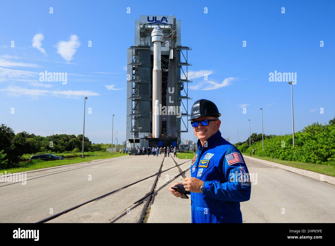 Barry “Butch” Wilmore, astronaute de la NASA, Crew Flight Test, regarde comme le vaisseau spatial CST-100 Starliner de Boeing et la fusée United Launch Alliance Atlas V est déployée de l'installation d'intégration verticale jusqu'au plateau de lancement du complexe spatial de lancement-41 le 29 juillet 2021, à la station de la Force spatiale Cape Canaveral en Floride. Starliner lancera sur l’Atlas V pour le deuxième essai en vol orbital non-crew de Boeing (OFT-2) pour le programme commercial Crew de la NASA. OFT-2 est une importante mission increwed conçue pour tester les capacités de bout en bout du nouveau système pour le programme commercial Crew de la NASA. Banque D'Images