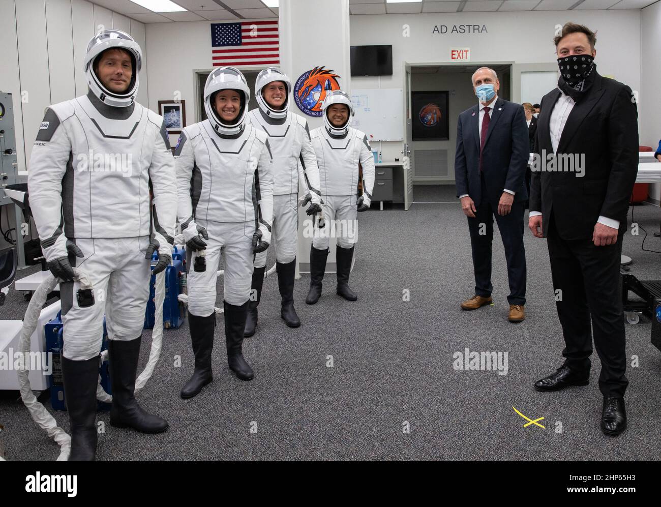 Le PDG et fondateur de SpaceX, Elon Musk, et l'administrateur intérimaire de la NASA, Steve Jurczyk, ont visité de gauche à droite l'astronaute de l'ESA, Thomas Pesquet, l'astronaute de la NASA, Megan McArthur, L'astronaute de la NASA Shane Kimbrough et l'astronaute JAXA Akihiko Hoshide se trouvent dans la salle de l'équipage dans le bâtiment Neil Armstrong Operations and Checkout du Kennedy Space Center de la NASA en Floride, le 23 avril 2021. Les quatre astronautes se rendrez à la Station spatiale internationale dans le cadre de la mission SpaceX Crew-2 de la NASA. L’équipe Dragon Endeavour de SpaceX sera lancée aujourd’hui à 5 h 49 E sur la fusée Falcon 9 de l’entreprise à partir du complexe de lancement 39A de Kennedy Banque D'Images
