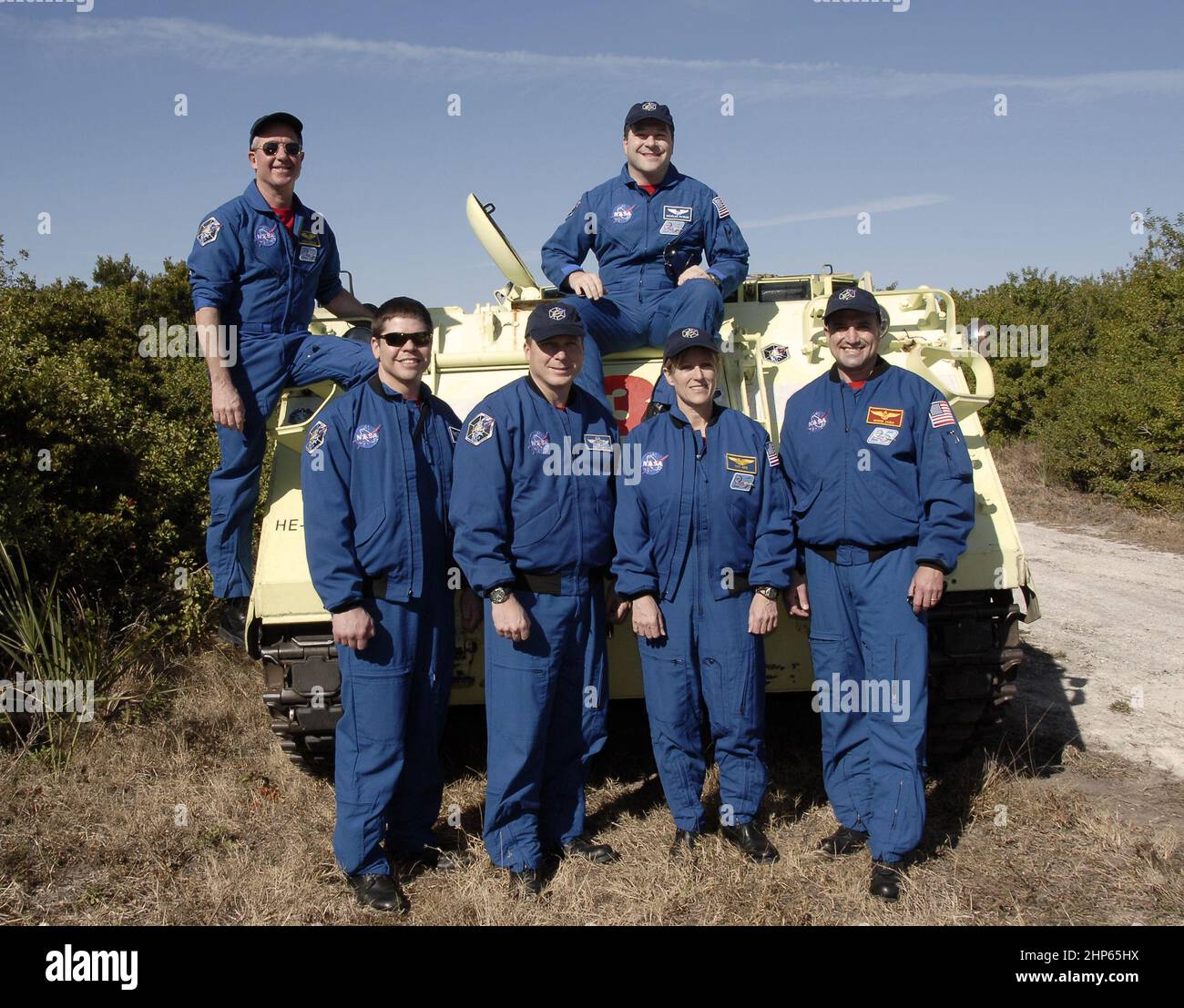 Au Kennedy Space Center de la NASA, en Floride, les membres d'équipage de la mission STS-130 de la navette spatiale Endeavour posent pour un portrait de groupe à la fin de leur entraînement de M113. En haut à gauche se trouvent les spécialistes de mission Stephen Robinson et Nicholas Patrick. En bas à gauche se trouvent le spécialiste de mission Robert Behnken; le pilote Terry Virts; le spécialiste de mission Kathryn embaucher; et le commandant George Zamka ca. 2010 Banque D'Images