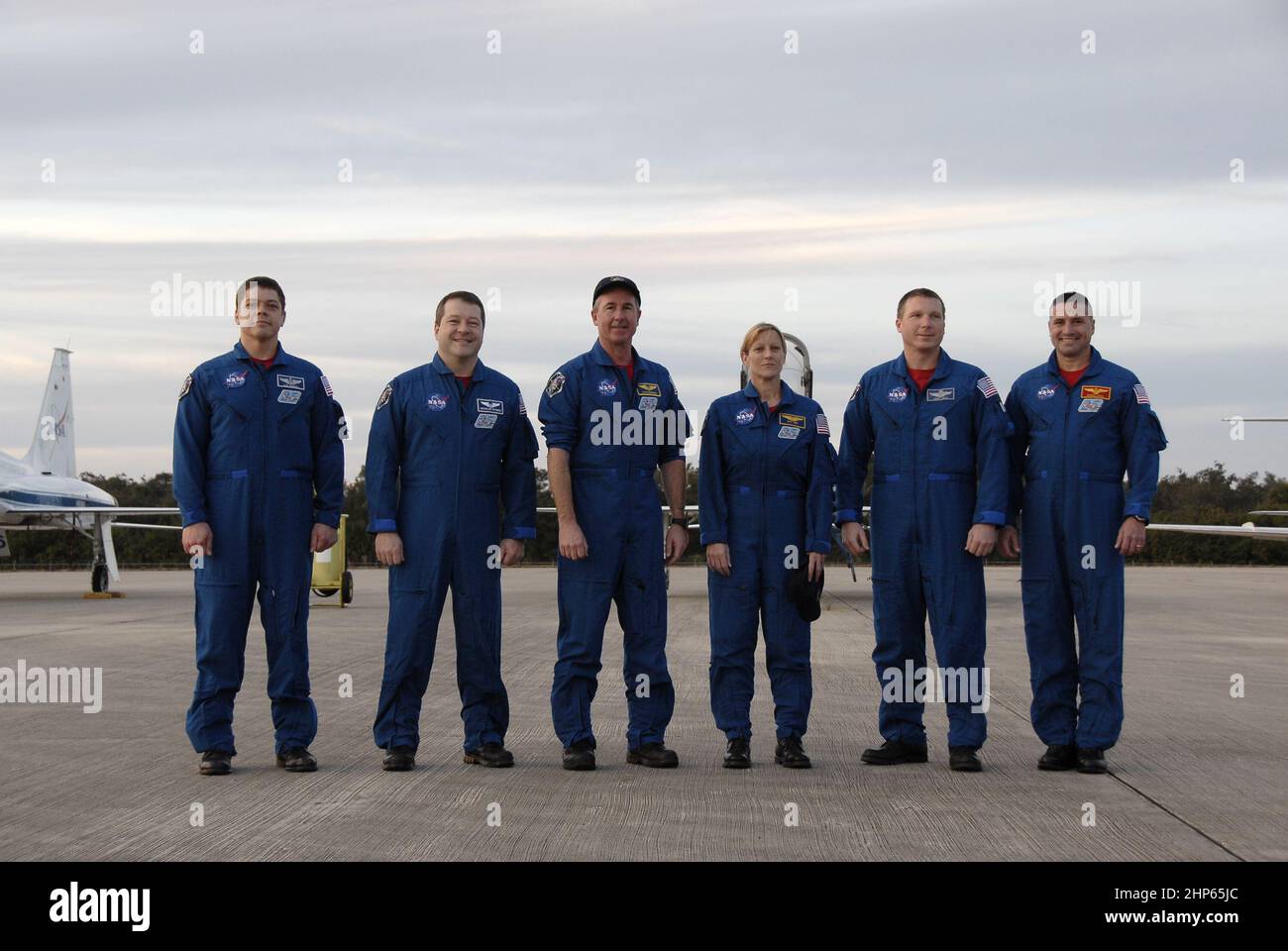 L'équipage de la mission STS-130 de la navette spatiale Endeavour se pose pour un portrait de groupe. De gauche à droite sont les spécialistes de mission Robert Behnken, Nicholas Patrick, Stephen Robinson et Kathryn Hire; le pilote Terry Virts; et le commandant George Zamka CA. 2010 Banque D'Images