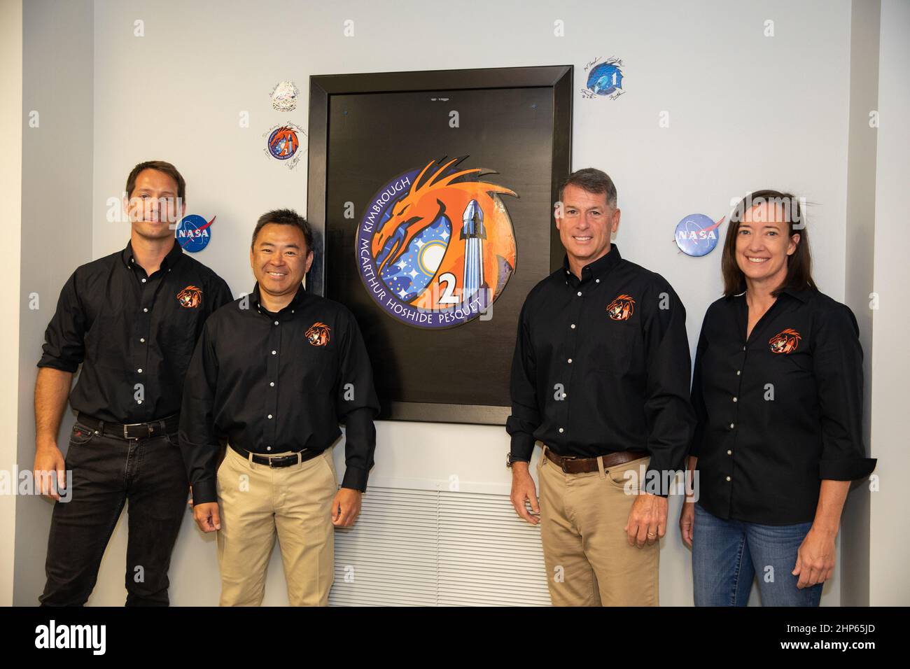 De gauche à droite, l'astronaute Thomas Pesquet de l'ESA, l'astronaute JAXA Akihiko Hoshide et les astronautes de la NASA Shane Kimbrough et Megan McArthur posent dans les quartiers d'équipage des astronautes du bâtiment Neil Armstrong Operations and Checkout du Kennedy Space Center de la NASA en Floride le 23 avril 2021. Les astronautes de l’équipage 2 de la NASA SpaceX auront le petit-déjeuner avant de poursuivre la mission. L’équipage-2 est la deuxième mission d’équipage régulière d’un engin spatial commercial américain avec des astronautes à la Station spatiale internationale dans le cadre du programme d’équipage commercial de la NASA. Le SpaceX Crew Dragon Endeavour sera lancé au sommet de l'entreprise Banque D'Images