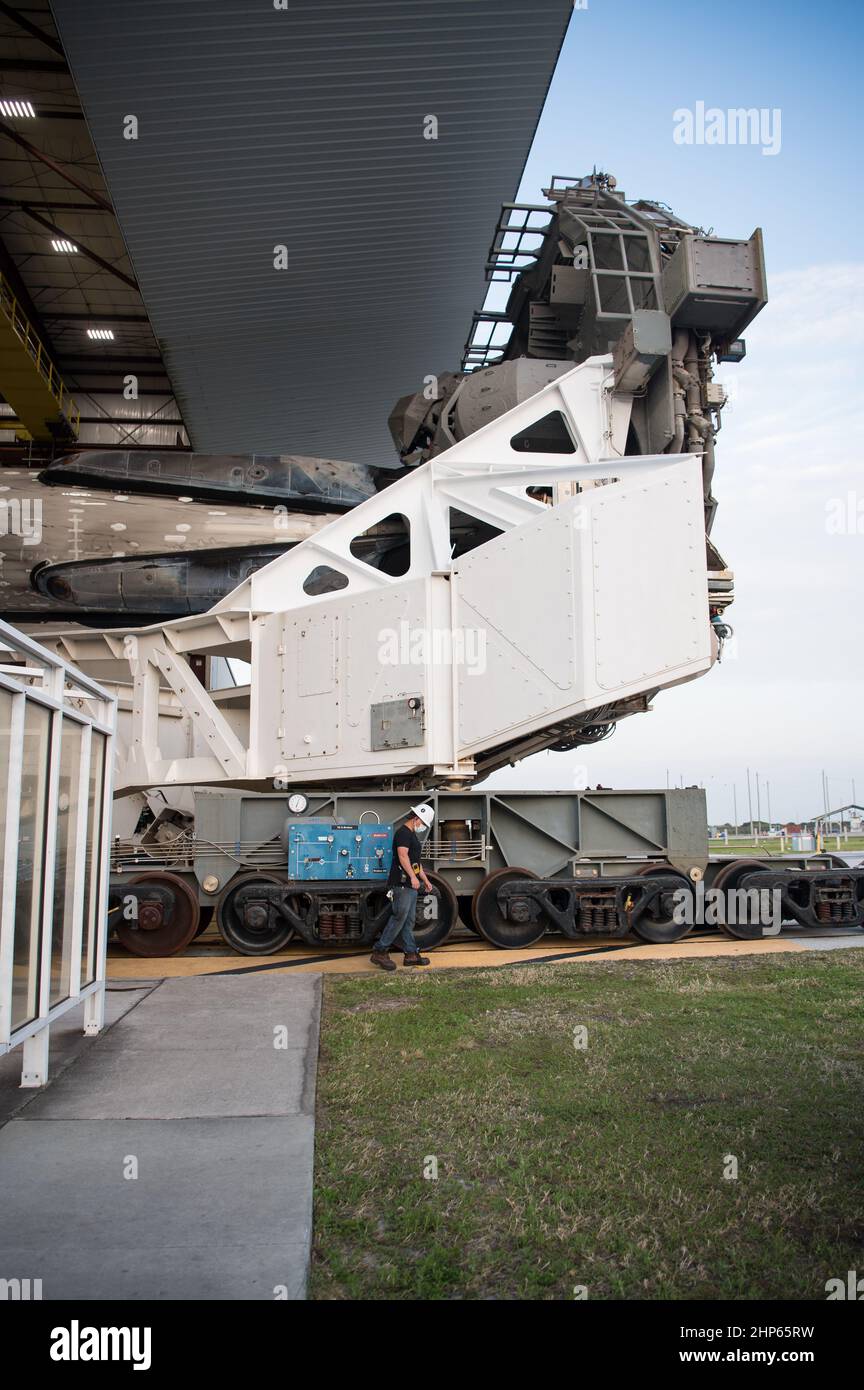 Une fusée SpaceX Falcon 9 à bord du vaisseau spatial Crew Dragon de la société est considérée comme déployée à partir de l'installation d'intégration horizontale au complexe Launch 39A alors que les préparatifs se poursuivent pour la mission Crew-2, le vendredi 16 avril 2021, au Kennedy Space Center de la NASA en Floride. La mission SpaceX Crew-2 de la NASA est la deuxième mission de rotation d’équipage du vaisseau spatial SpaceX Crew Dragon et de la fusée Falcon 9 à destination de la Station spatiale internationale dans le cadre du programme d’équipage commercial de l’agence. Shane Kimbrough et Megan McArthur, astronautes de la NASA, Thomas Pesquet, astronaute de l'ESA (Agence spatiale européenne), et JAPA Banque D'Images