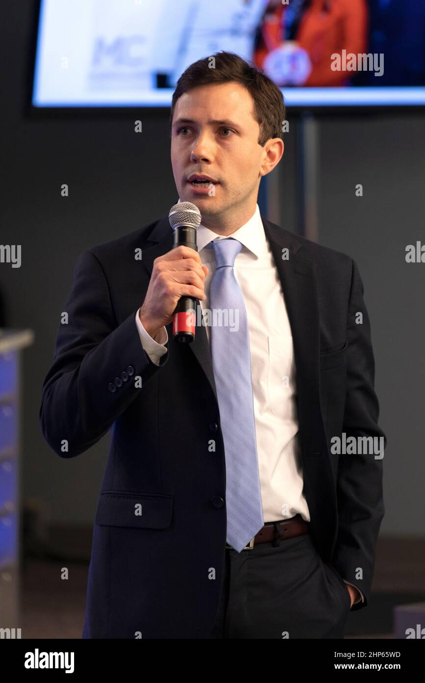 Jordan Greco, directeur scientifique de LambdaVision Inc. À Farmington, Connecticut, s’adresse aux médias dans l’auditorium Press site du Kennedy Space Center. La réunion d'information a porté sur la recherche prévue pour le lancement de la Station spatiale internationale Banque D'Images