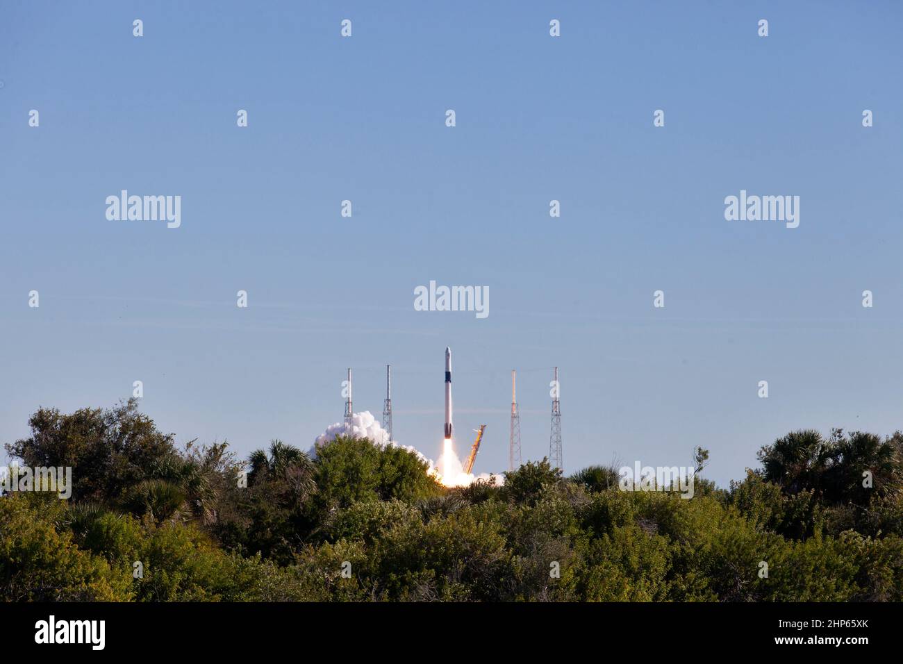 Le véhicule de lancement Falcon 9 à deux étages décale le complexe de lancement spatial 40 à la station de la Force aérienne de Cape Canaveral et transporte le vaisseau spatial de ravitaillement Dragon de SpaceX jusqu’à la station spatiale internationale. Liftoff était à 1 h 16 HNE, le 5 décembre 2018 Banque D'Images