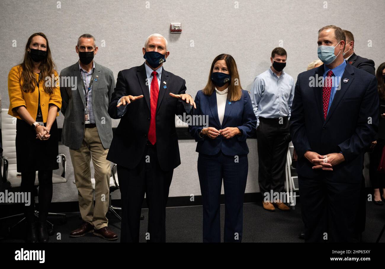 Le vice-président Mike Pence félicite les équipes de la NASA et de SpaceX pour le lancement réussi de la fusée SpaceX Falcon 9 transportant le vaisseau spatial Crew Dragon de la compagnie lors de la mission SpaceX Crew-1 de la NASA avec les astronautes de la NASA Mike Hopkins, Victor Glover, Shannon Walker, Et l’astronaute de l’Agence japonaise d’exploration aérospatiale (JAXA) Soichi Noguchi, à bord, le dimanche 15 novembre 2020, dans la salle de tir 4 du Launch Control Center du Kennedy Space Center de la NASA, en Floride Banque D'Images