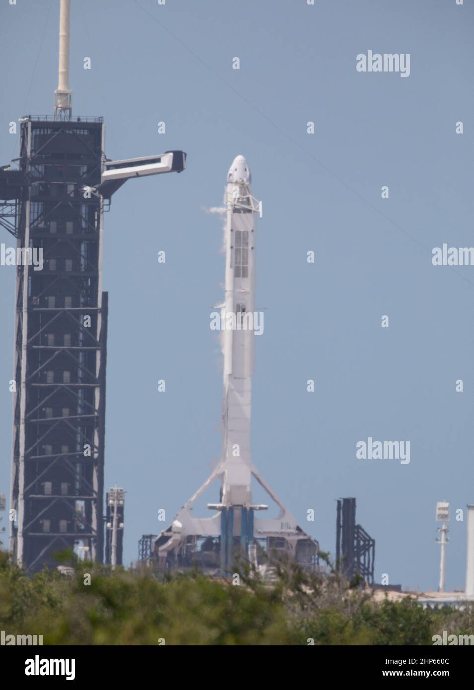 Une fusée SpaceX Falcon 9 et un vaisseau spatial Crew Dragon sont prêts à être lancés dans le complexe de lancement historique 39A du Kennedy Space Center de la NASA en Floride le 30 mai 2020, avant la mission SpaceX Demo-2 de l'agence à la Station spatiale internationale. Banque D'Images