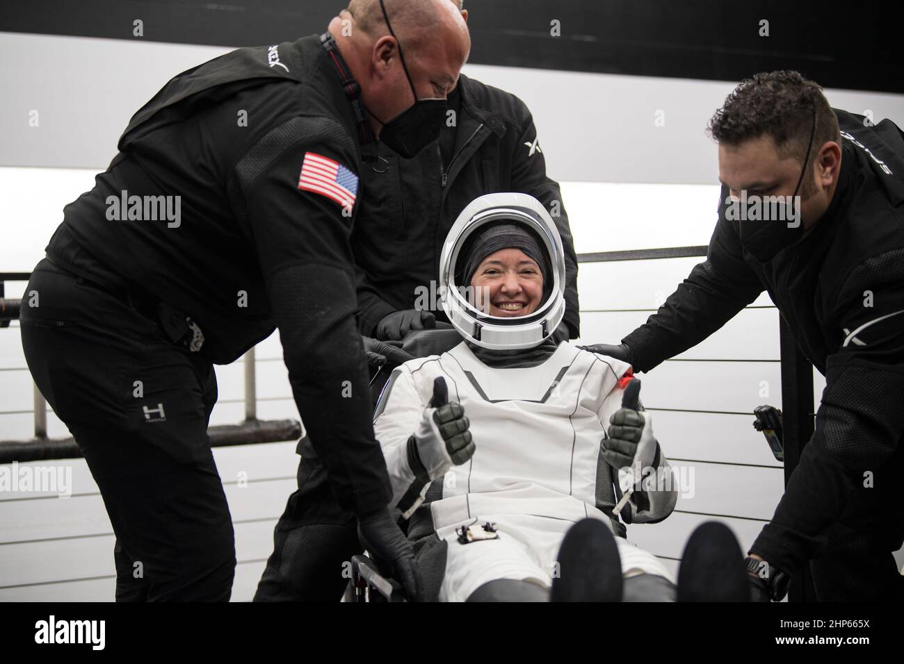 L'astronaute de la NASA Megan McArthur se fait un pouce après avoir été aidé par le vaisseau spatial SpaceX Crew Dragon Endeavour à bord du navire de récupération SpaceX GO Navigator après qu'elle et l'astronaute de la NASA Shane Kimbrough, l'astronaute de l'Agence japonaise d'exploration aérospatiale (JAXA) Aki Hoshide, Et l'astronaute de l'Agence spatiale européenne Thomas Pesquet a atterri dans le golfe du Mexique au large de la côte de Pensacola, en Floride, le lundi 8 novembre 2021. Banque D'Images