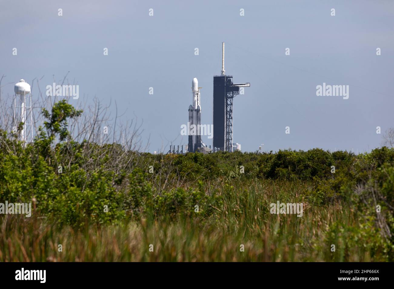 Une fusée SpaceX Falcon Heavy est prête à être lancée sur le plateau du Launch Complex 39A au Kennedy Space Center de la NASA, en Floride, le 24 juin 2019 Banque D'Images