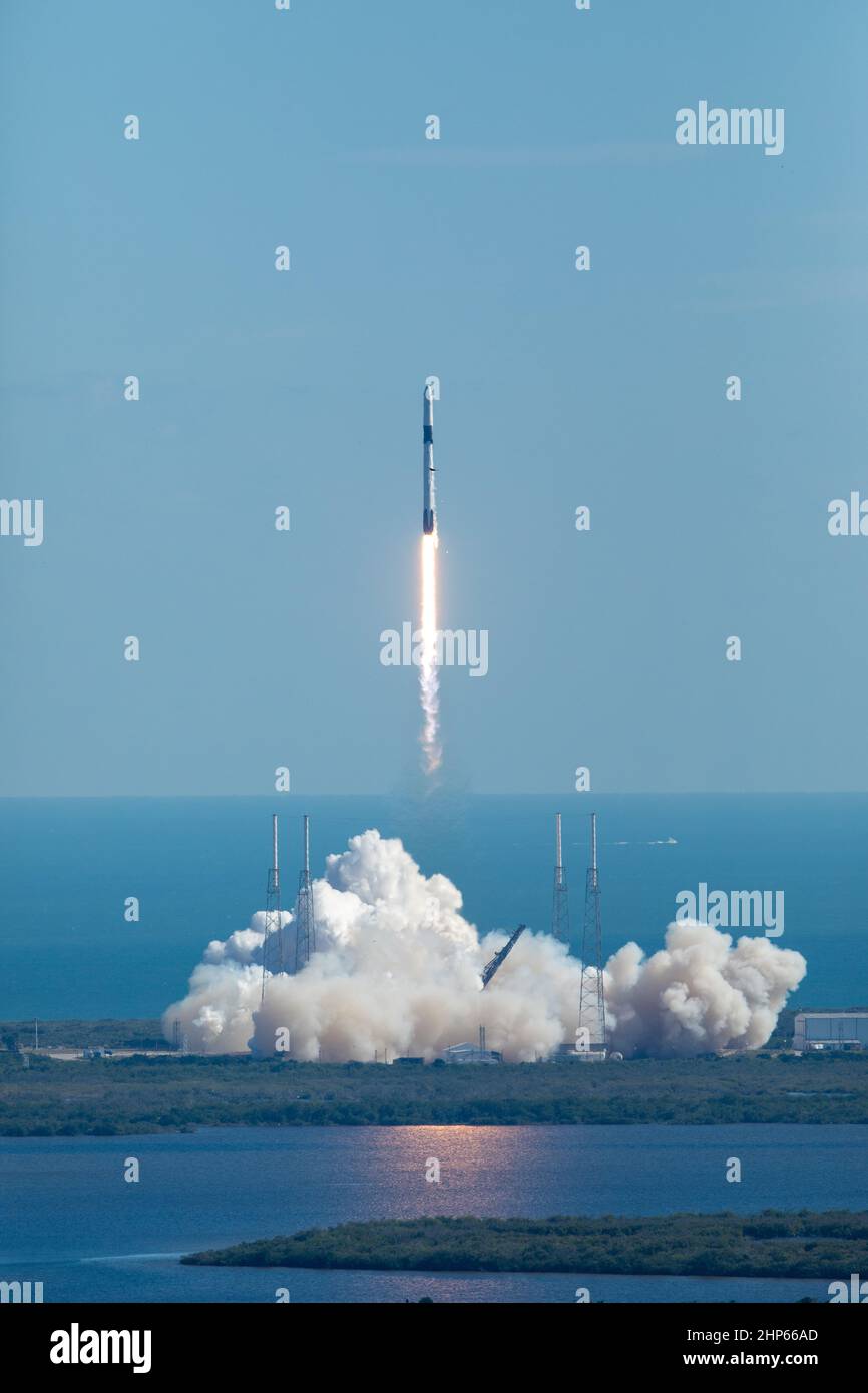 La fusée SpaceX Falcon 9 avec le module de chargement Dragon lève le complexe de lancement spatial 40 sur la station aérienne de Cape Canaveral, en Floride, en début d'après-midi, le 5 décembre 2019. Liftoff était à 12:29 HNE. Il s'agit de la mission de SpaceX 19th commercial Resupply Services (CRS-19) pour la NASA à la Station spatiale internationale Banque D'Images