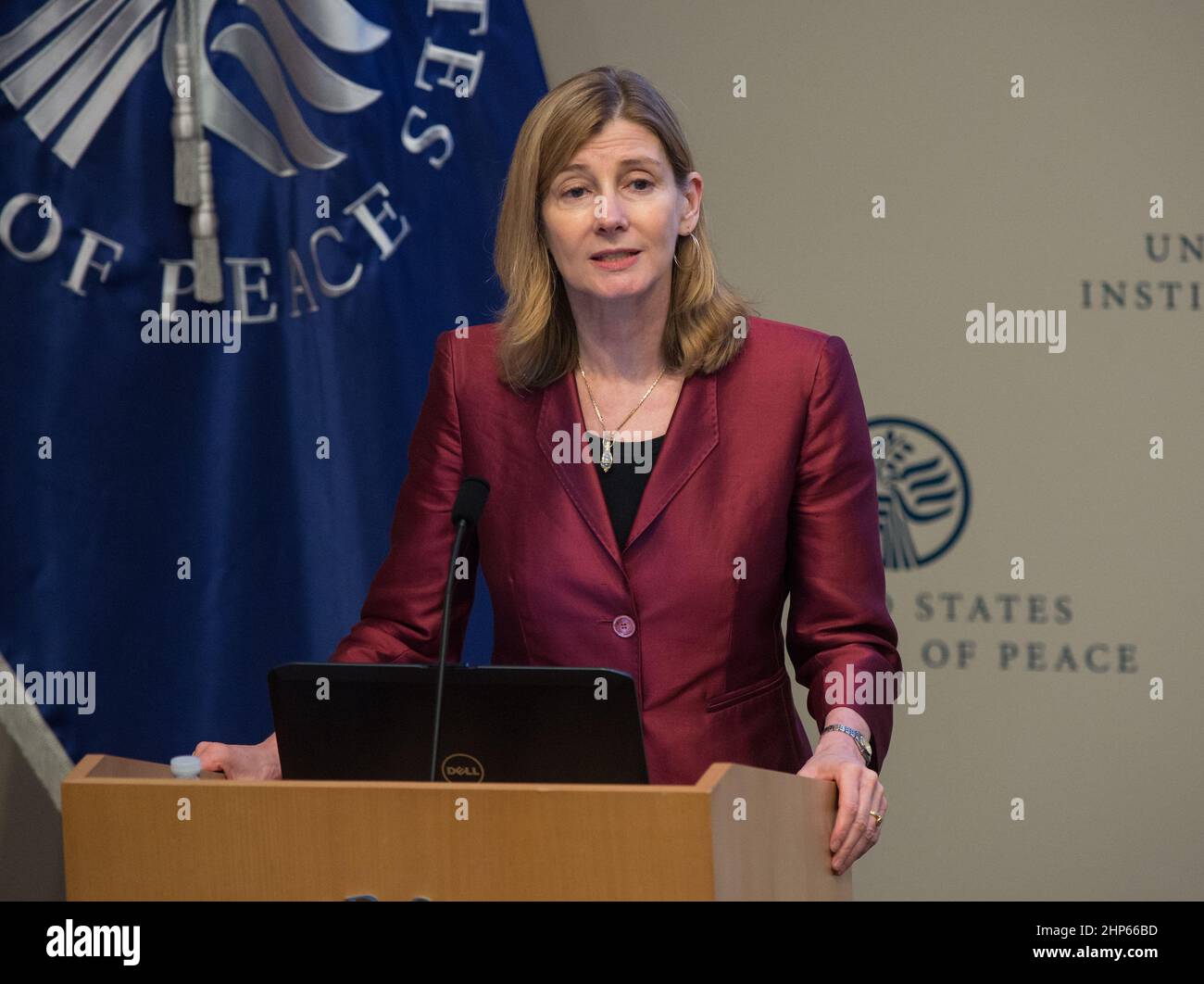 Nancy Lindborg, présidente de l'Institut de la paix des États-Unis, présente le Dr John P. Holdren, assistant du président pour la science et la technologie, pour annoncer le lancement d'un partenariat public-privé international pour aider les pays en développement à faire progresser leur résilience climatique le mardi 9 juin, 2015 à l'Institut américain de la paix à Washington, DC. Banque D'Images Nancy Lindborg, présidente de l'Institut de la paix des États-Unis, présente le Dr John P. Holdren, assistant du président pour la science et la technologie, pour annoncer le lancement d'un partenariat public-privé international pour aider les pays en développement à faire progresser leur résilience climatique le mardi 9 juin, 2015 à l'Institut américain de la paix à Washington, DC. Banque D'Images