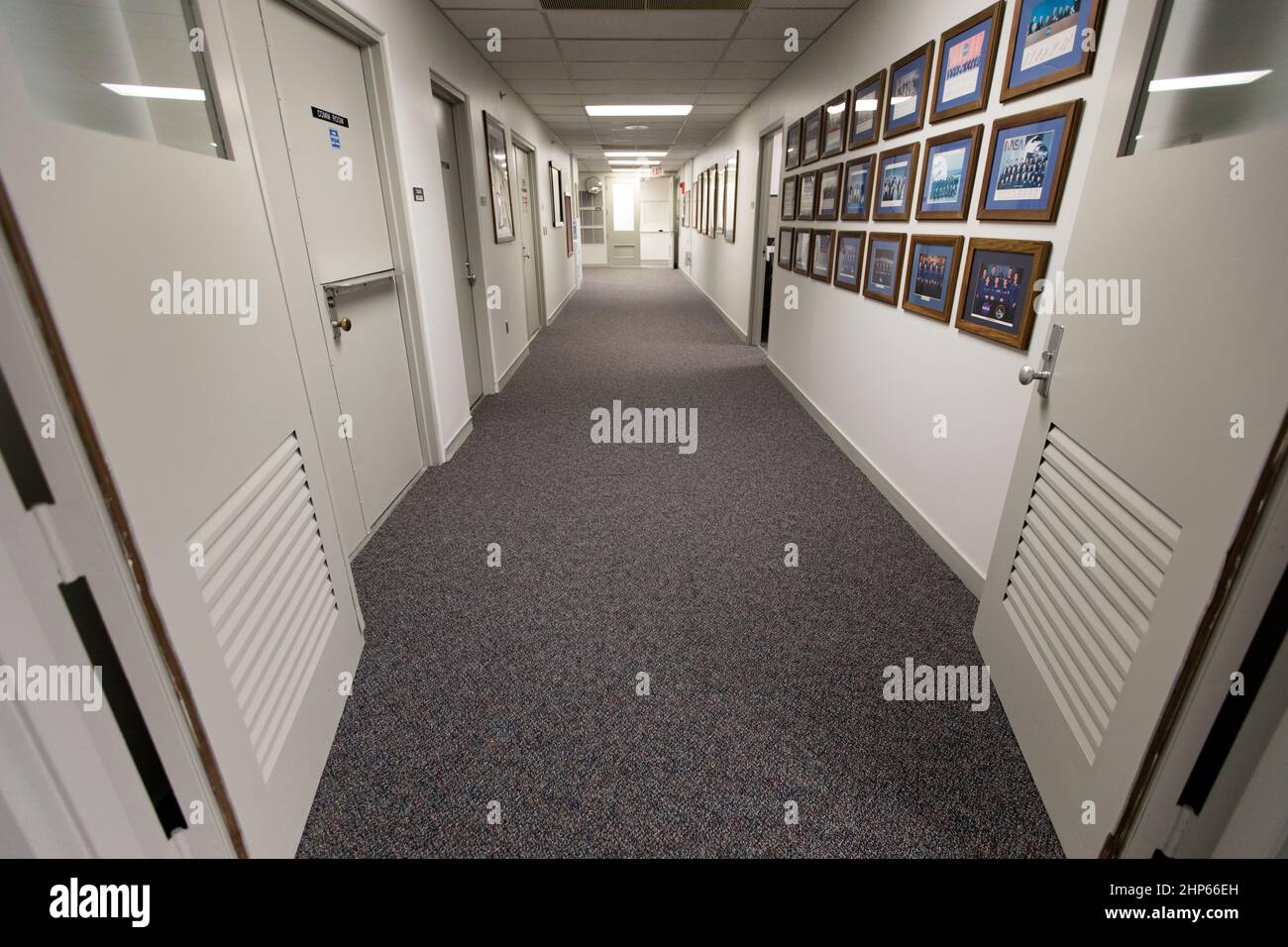 Le couloir des quartiers des astronautes du Kennedy Space Center en Floride reflète une nouvelle moquette et une nouvelle couche de peinture. Les quartiers d’équipage, situés au troisième étage du bâtiment Neil Armstrong Operations and Checkout, ont récemment été améliorés en vue du retour de Kennedy au vol spatial humain. Banque D'Images