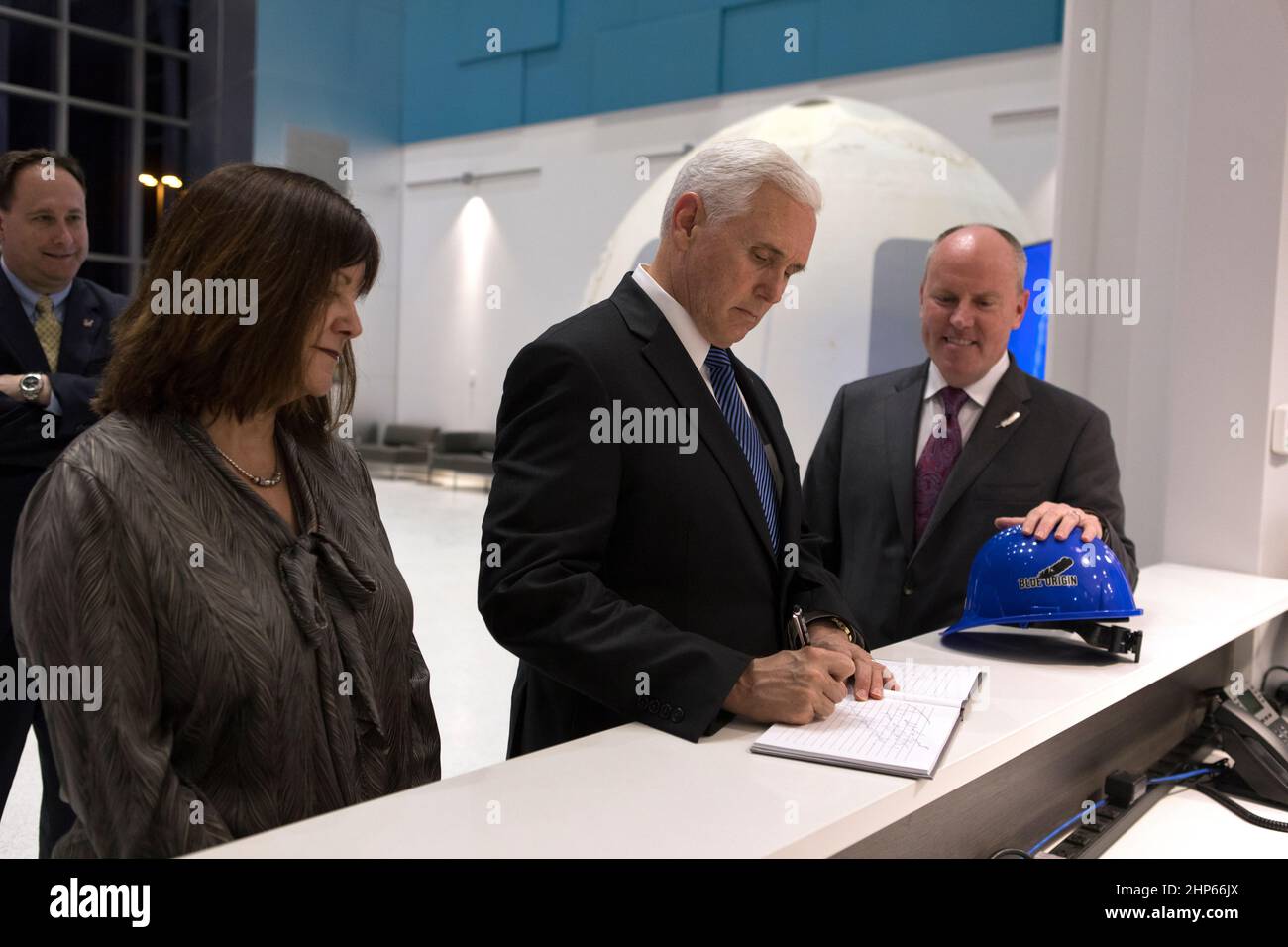 Le vice-président Mike Pence, au centre, signe un livre d'or lors de sa visite de l'installation de fabrication Blue Origin, près du Kennedy Space Center de la NASA, en Floride, le 20 février 2018. À gauche se trouve l'épouse de la vice-présidente, Karen Pence. À sa droite se trouve Robert Smith, PDG de Blue Origin. L'administrateur par intérim de la NASA, Robert Lightfoot, se trouve derrière eux. Le vice-président Pence a vu le nouveau Sheppard Booster et la capsule de l'équipage. Le booster a été le premier véhicule de lancement avec un décollage vertical et un atterrissage vertical réussis pour démontrer sa réutilisation. Banque D'Images