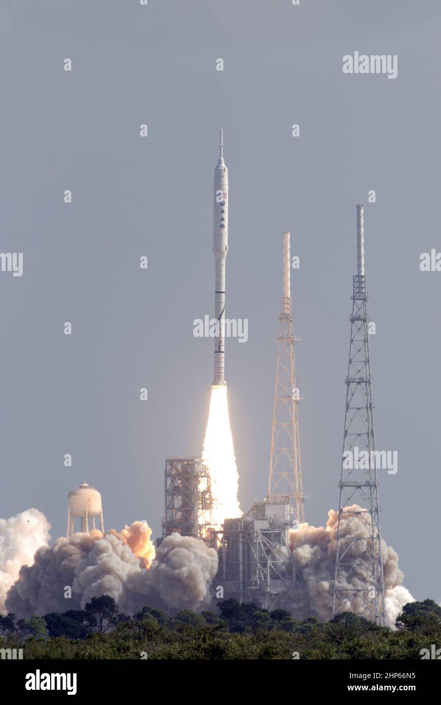 Près de deux fois plus grand que le château de Cendrillon de Disney, la fusée d'essai I-X de 327 mètres de long du programme Constellation, s'est mise à l'épreuve du complexe Launch Complex 39B au Kennedy Space Center de la NASA, en Floride, vers. 2009 Banque D'Images