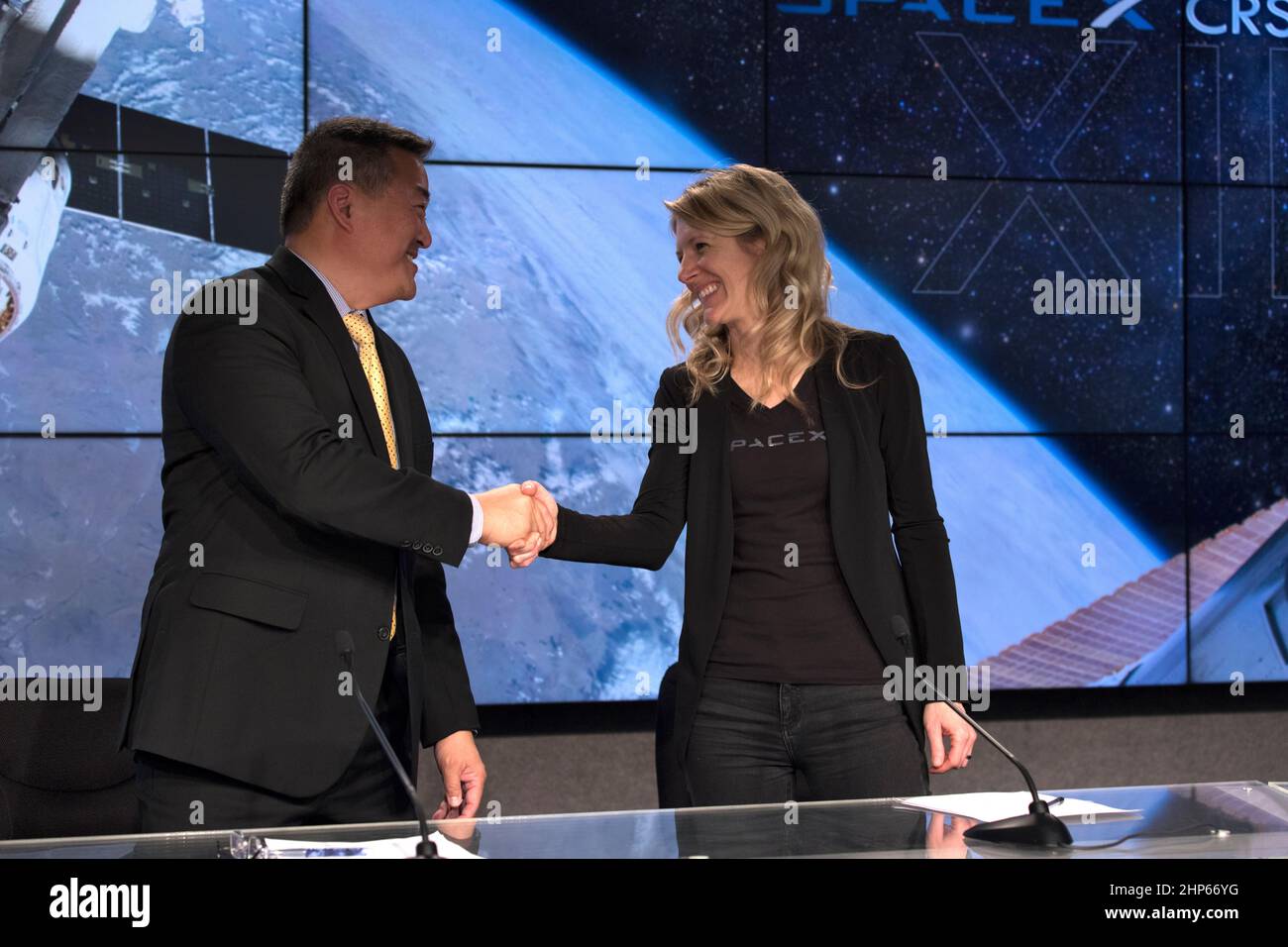 Dans l'auditorium Press site du Kennedy Space Center de la NASA en Floride, de gauche à droite, Ven Feng, responsable du Bureau d'intégration des transports pour le Programme de la Station spatiale internationale, félicite Jessica Jensen, directrice de SpaceX de Dragon Mission Management, à la suite du succès de SpaceX CRS-13. Banque D'Images