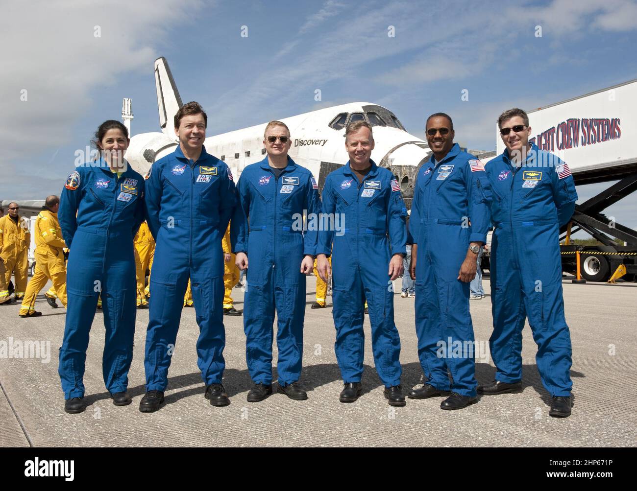 De gauche à droite se trouvent les spécialistes de mission Nicole Stott et Michael Barratt, le pilote Eric BoE, le commandant Steve Lindsey et les spécialistes de mission Alvin Drew et Steve Bowen. Discovery et son équipage sont retournés sur Terre à 11 h 57, réalisant une mission de 13 jours, soit 5,3 millions de miles, à la Station spatiale internationale. Le STS-133 a livré le module polyvalent permanent, rempli de fournitures et de pièces de rechange essentielles, ainsi que Robonaut 2, l'aide humanoïde dextre de l'astronaute, à l'avant-poste en orbite. STS-133 était la mission finale de Discovery en 39th. Il s'agissait de la mission du programme de la navette spatiale de 133rd et du shutt de 35th Banque D'Images