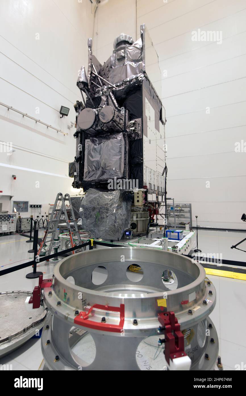 Dans une salle blanche d'Astrotech Space Operations à Titusville, en Floride, le satellite géostationnaire de l'environnement opérationnel de NOAA, ou GOES-S, est préparé pour l'encapsulation dans le carénage de la charge utile informatique. Après l’encapsulation, le satellite météorologique sera déplacé au complexe de lancement spatial 41 à la station de la Force aérienne de Cape Canaveral. GOES-S est le deuxième d'une série de quatre satellites géostationnaires avancés Banque D'Images
