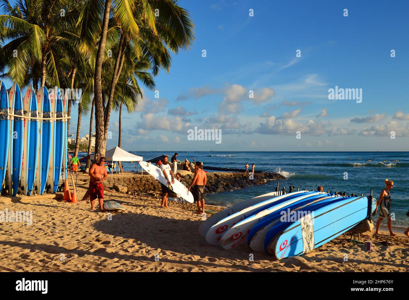 Les planches de surf sont stockées à la fin de la journée sur Waikiki Beach Banque D'Images