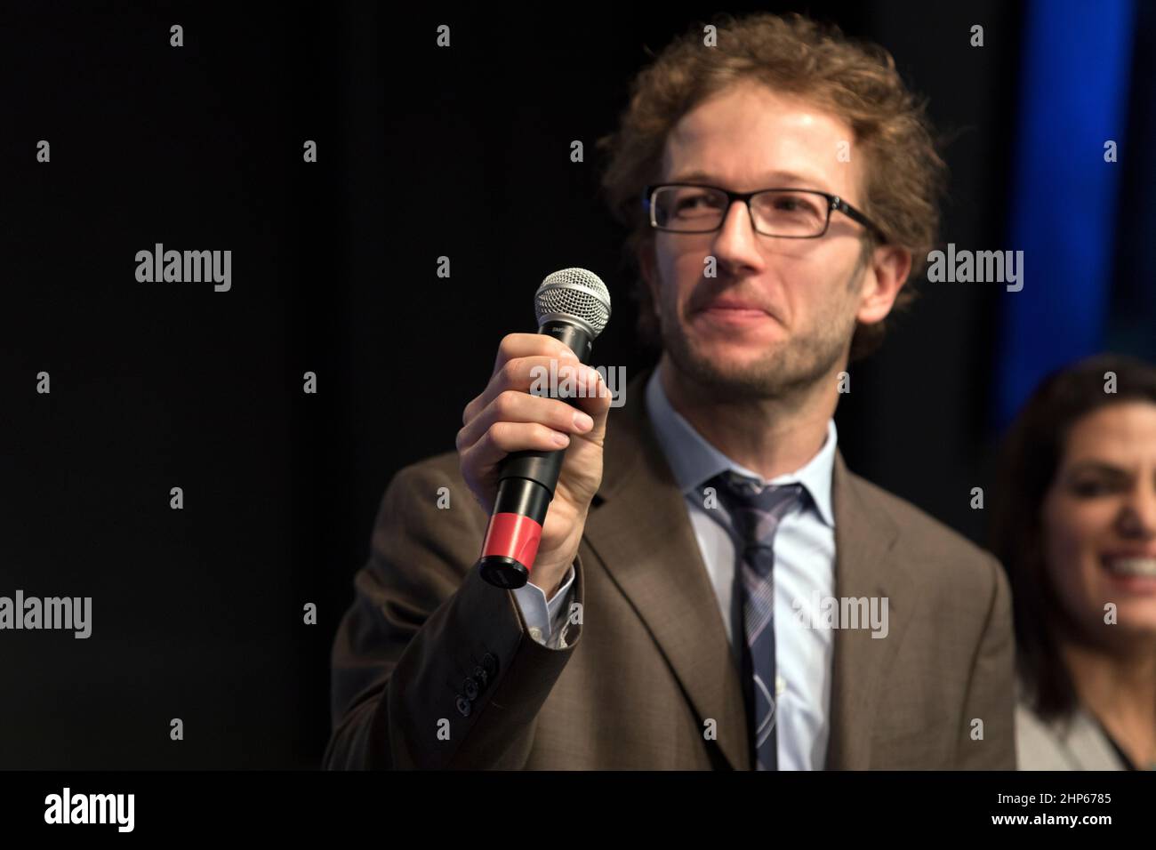 Dans l'auditorium du site de presse du Centre spatial Kennedy, Alessandro Grattoni, chercheur principal au Houston Methodist Research Institute, montre le petit matériel à tester lors d'une enquête sur un système d'administration de médicaments pour lutter contre la rupture musculaire en microgravité. La réunion d'information a porté sur la recherche prévue pour le lancement de la Station spatiale internationale. Le matériel et les fournitures scientifiques seront à bord d'un vaisseau spatial Dragon prévu pour le décollage du complexe de lancement spatial 40 de la station de la Force aérienne du Cap Canaveral, à 11 h 46 HNE, le 12 décembre 2017. Banque D'Images