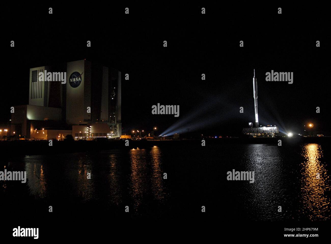 L'imposante fusée Ares I-X de 327 mètres de haut s'éloigne du bâtiment d'assemblage de véhicules du Kennedy Space Center de la NASA, en Floride. 2009 Banque D'Images