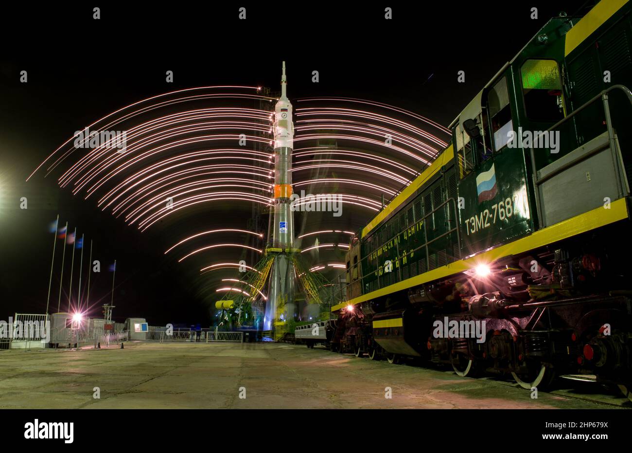 Les bras du portique se ferment autour de l'engin spatial Soyouz TMA-20M pour sécuriser la fusée, comme le montre cette photographie en exposition prolongée prise le mercredi 16 mars 2016 au lancement 1 du cosmodrome de Baïkonour au Kazakhstan. Banque D'Images