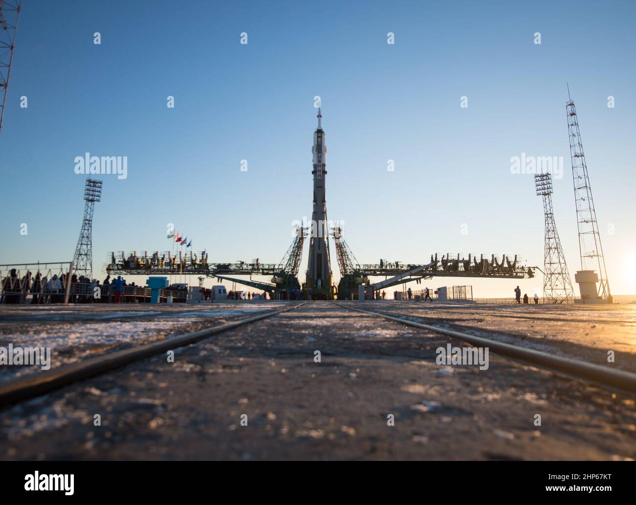 La fusée d'appoint Soyouz et le satellite MS-11 sont vus sur le plateau de lancement après avoir été déployés par train le samedi 1er décembre 2018 au cosmodrome de Baïkonour au Kazakhstan. Banque D'Images