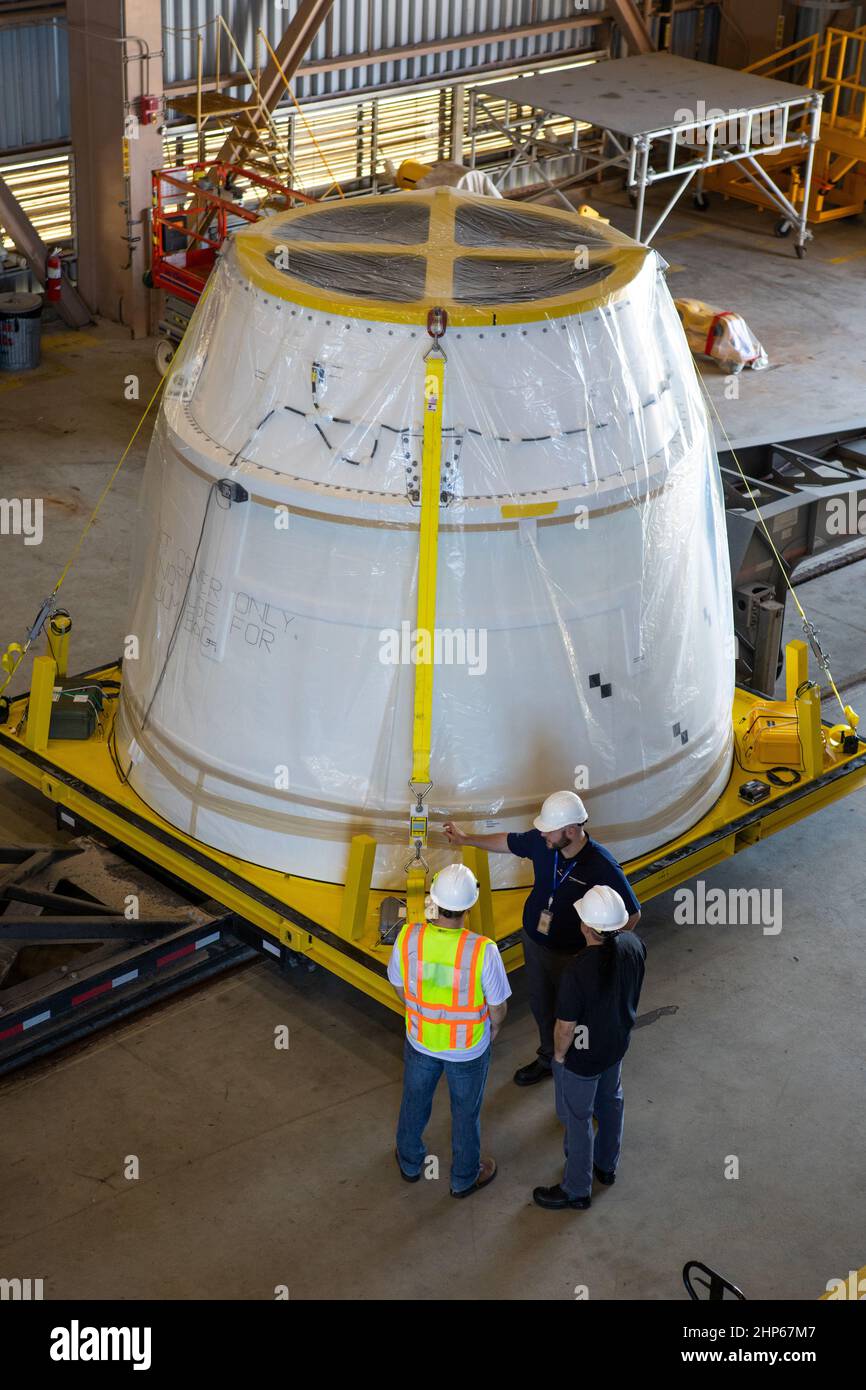 Le conteneur d’expédition a été retiré du deuxième des deux cônes de sortie arrière fabriqués par Northrop Grumman pour arriver aux boosters de fusée solides du système de lancement spatial à l’intérieur de l’installation de rotation, de traitement et de pompage du Kennedy Space Center de la NASA en Floride le 9 décembre 2019. Le cône de sortie arrière droit a été expédié de Promontory, Utah. Il sera vérifié et préparé pour le vol d'essai sans équipage Artemis i. Les cônes de sortie arrière se trouvent à la partie la plus basse des deux boosters. Les cônes permettent d'augmenter la poussée des boosters, tout en protégeant les jupes arrière de l'environnement thermique du Banque D'Images