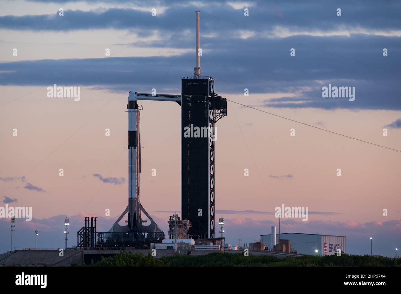 Une fusée SpaceX Falcon 9 à bord du vaisseau spatial Crew Dragon de la société est vue au coucher du soleil sur le plateau de lancement du Launch Complex 39A alors que les préparatifs se poursuivent pour la mission Crew-3, le samedi 30 octobre 2021, au Kennedy Space Center de la NASA en Floride. Banque D'Images