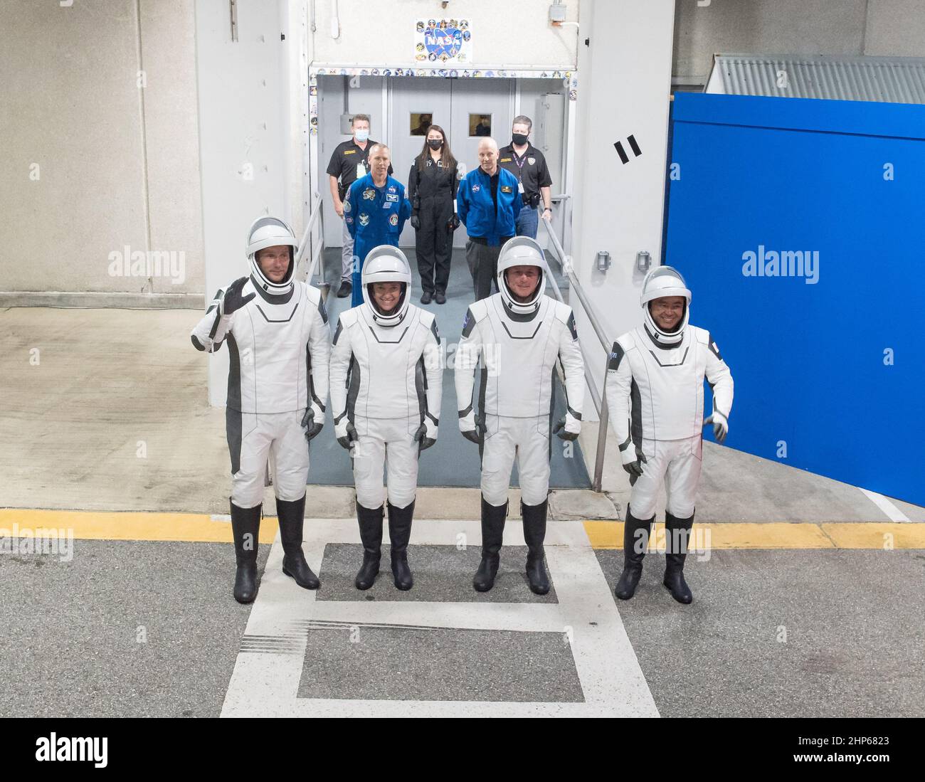 De gauche à droite, Thomas Pesquet, astronaute de l'ESA (Agence spatiale européenne), Megan McArthur et Shane Kimbrough, astronaute de la NASA Akihiko Hoshide, portant l'espace SpaceX, Sont vus comme ils se préparent à quitter le bâtiment Neil A. Armstrong Operations and Checkout Building pour le complexe de lancement 39A lors d'une répétition de robe avant le lancement de la mission Crew-2, le dimanche 18 avril 2021, au Kennedy Space Center de la NASA, en Floride. Banque D'Images
