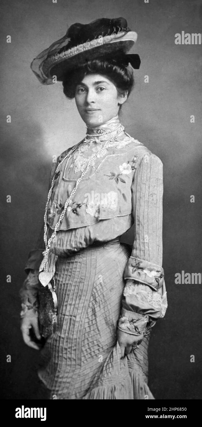 Une belle femme dans un portrait à la mode, ca. 1905. Banque D'Images