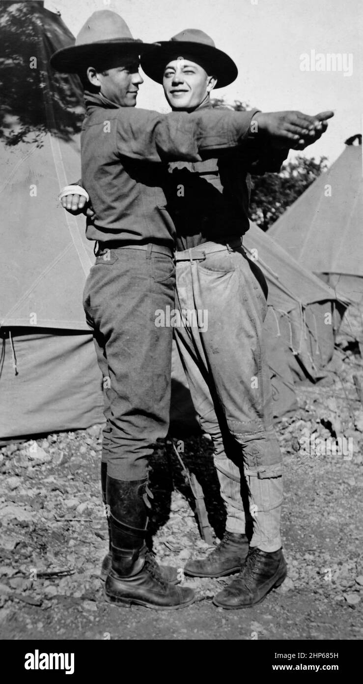 Une paire de soldats de la première Guerre mondiale pratiquent leurs pas de danse dans le camp d'entraînement, ca. 1918. Banque D'Images