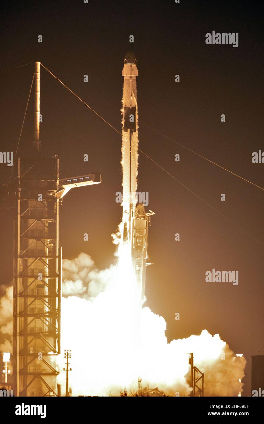 Une fusée SpaceX Falcon 9 en deux étapes se soulève du complexe de lancement 39A au Kennedy Space Center de la NASA en Floride pour Demo-1, la première mission non inventée du programme commercial Crew de l'agence. Liftoff était à 2 h 49, le 2 mars 2019. Le voyage du SpaceX Crew Dragon à la Station spatiale internationale est conçu pour valider les systèmes et les capacités de bout en bout, menant à la certification de l'équipage de conduite. Banque D'Images
