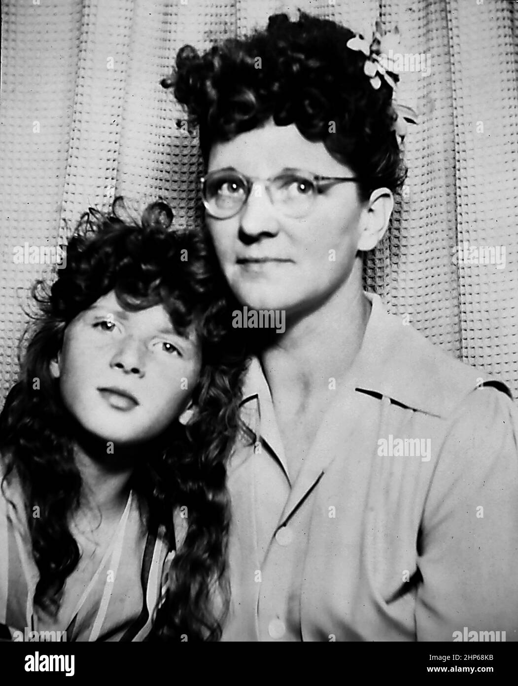 La mère et la fille sont montrées dans une photo stand image, ca. 1940. Banque D'Images