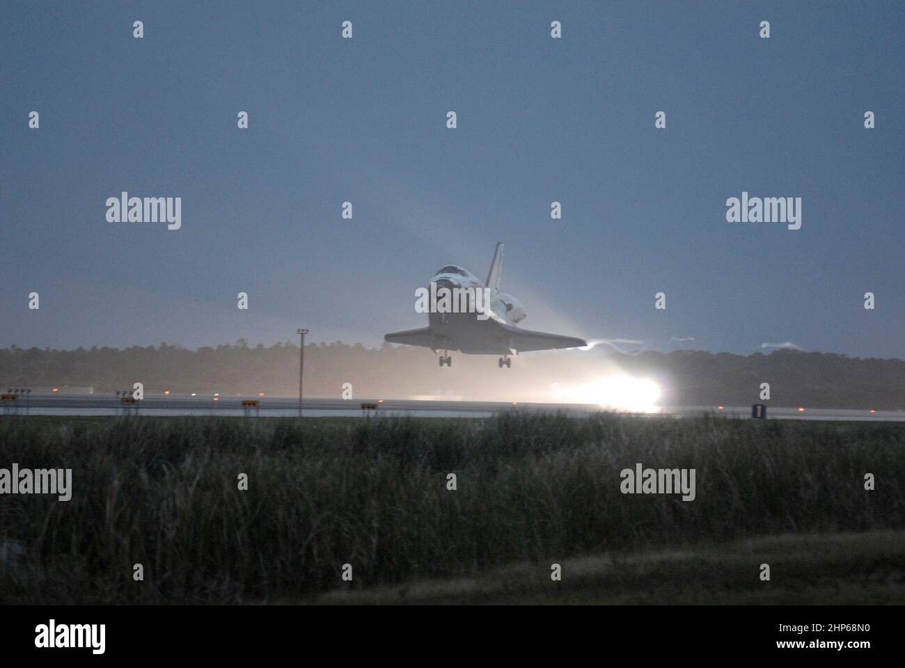 Le jour le plus court de l'année, Discovery se mêle de la piste 15 au centre spatial Kennedy de la NASA, à l'occasion du coucher du soleil, pour terminer la mission STS-116 CA. 2006 Banque D'Images